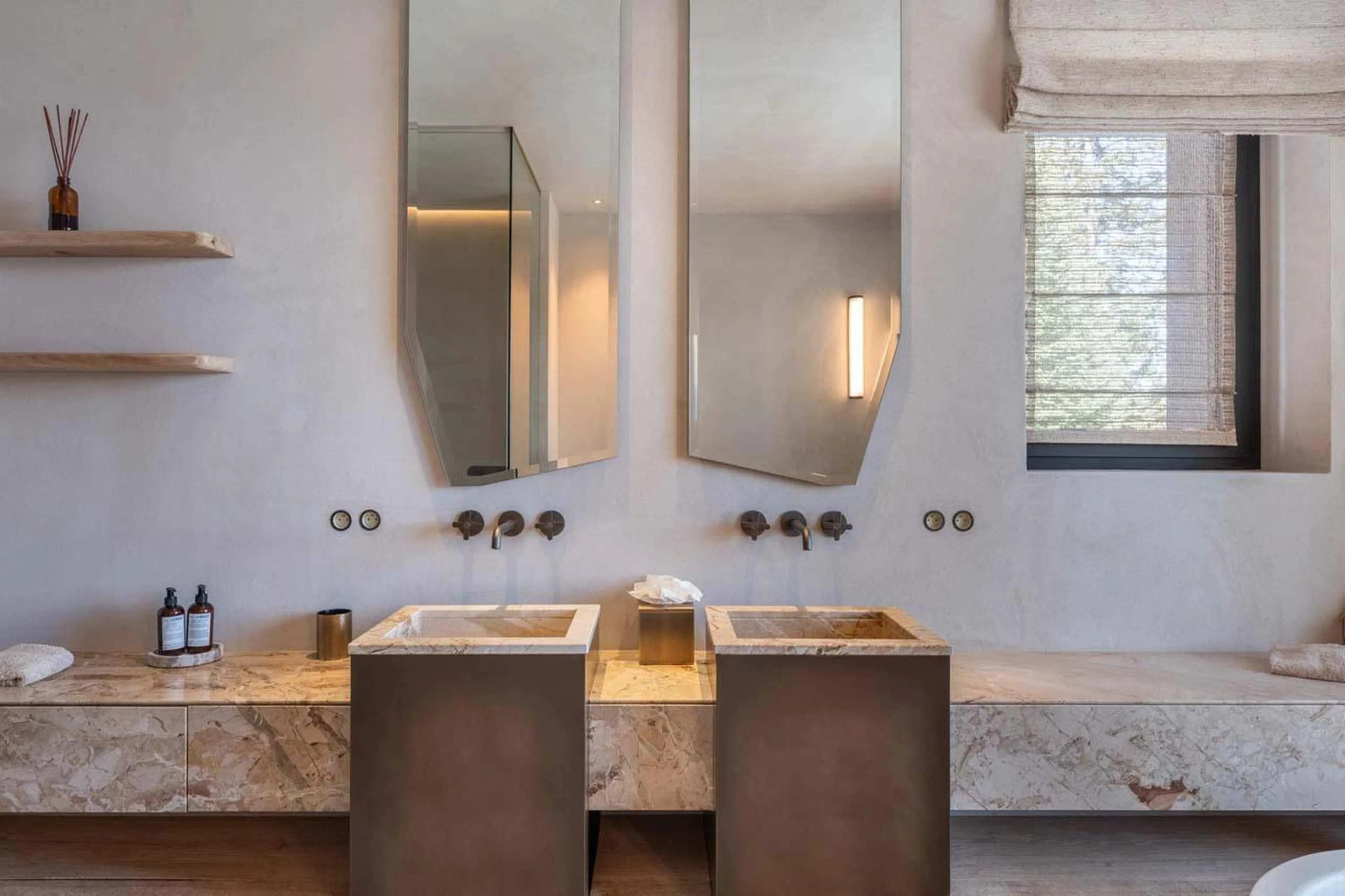 Double basin at Chalet Black Lodge in Courchevel 1850