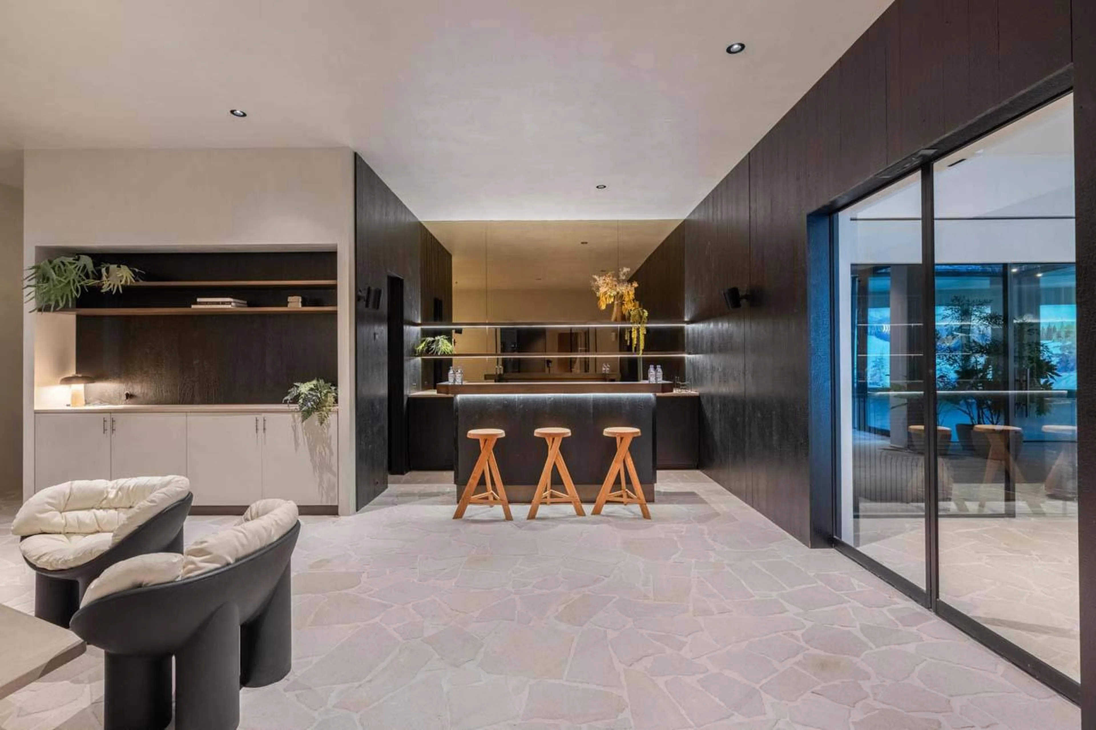 Lounge area with bar at Chalet Black Lodge in Courchevel 1850