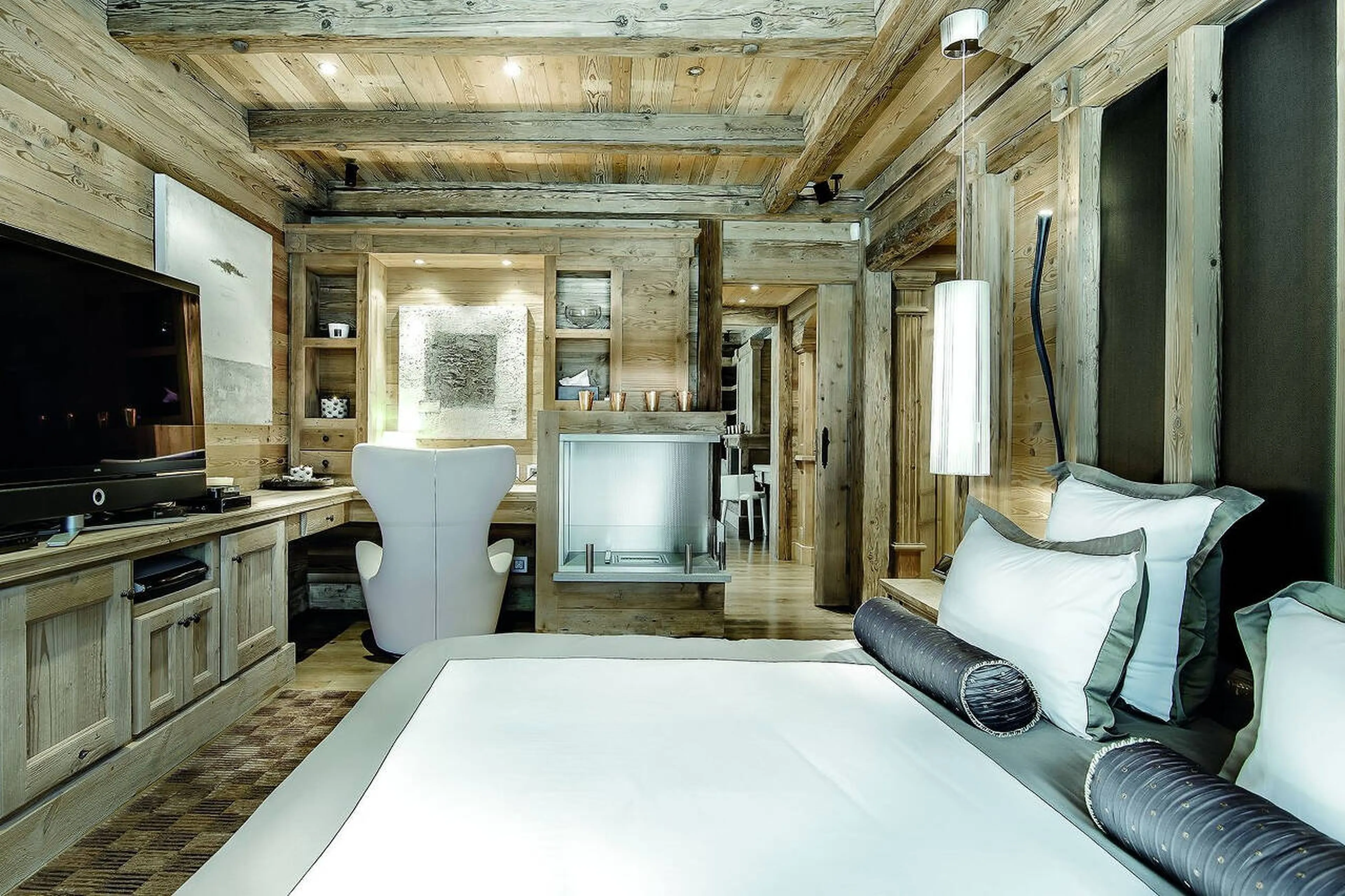 Master king size bedroom with bureau and dressing area in Chalet Black Pearl in Courchevel 1850