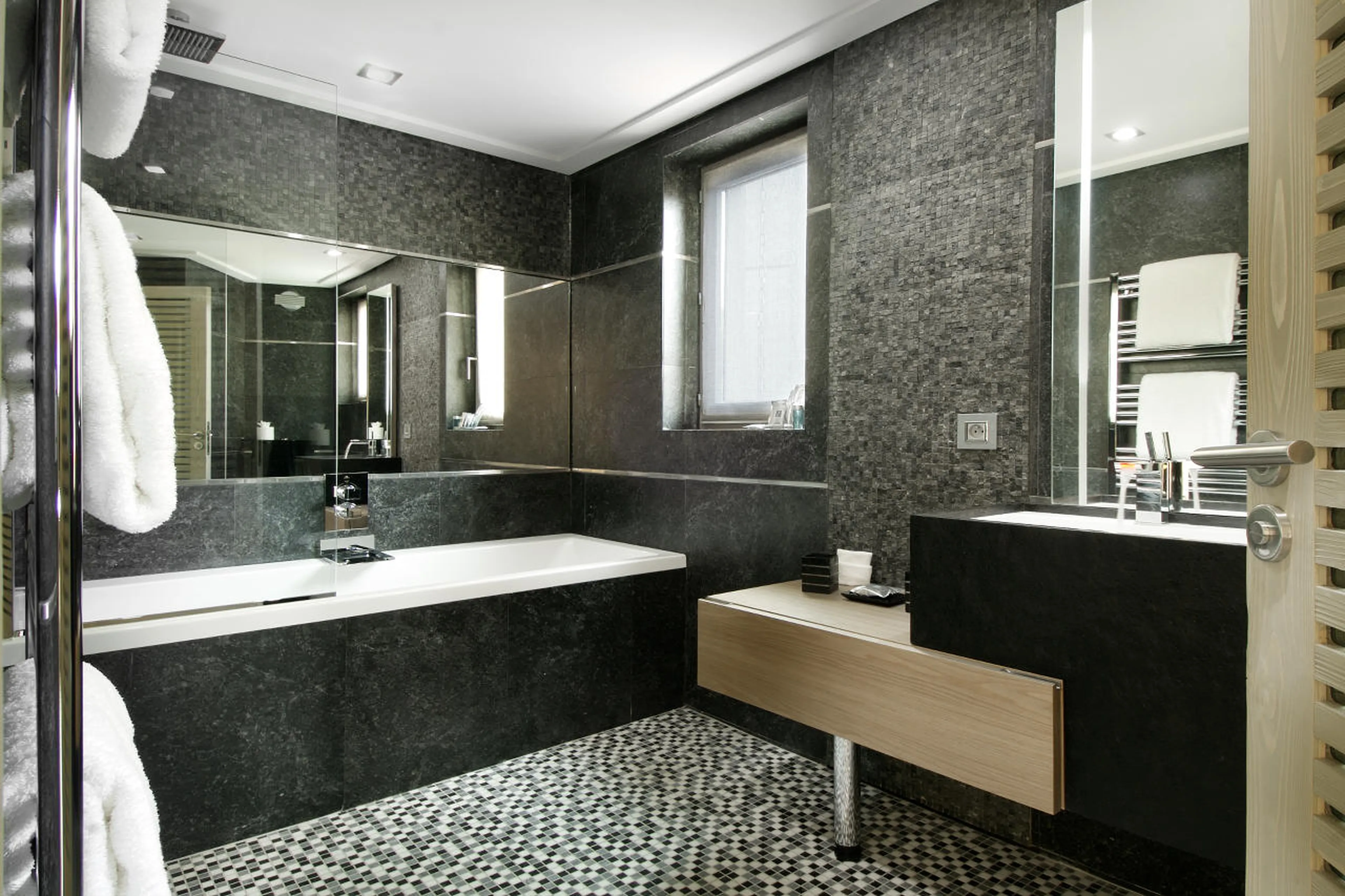 Bathroom en-suite to double bedroom of Chalet Black Pearl in Val d’Isere