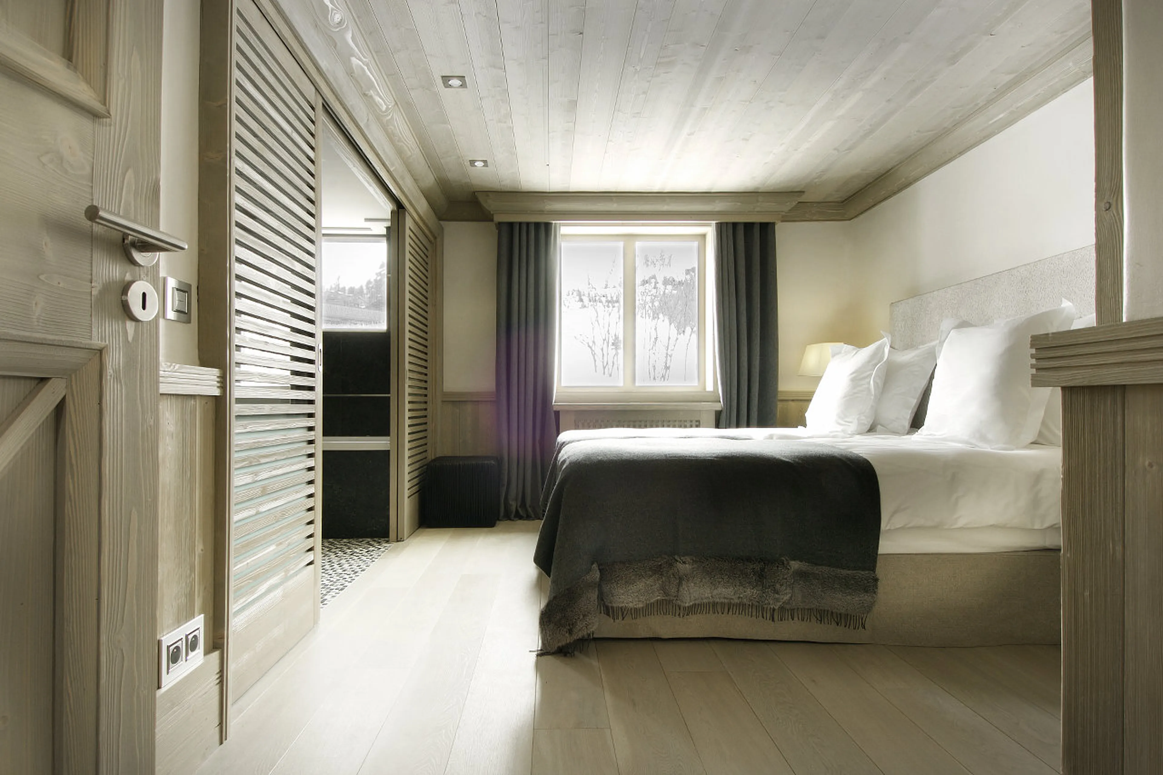 Double/twin bedroom with en-suite bathroom in Chalet Black Pearl in Val d’Isere