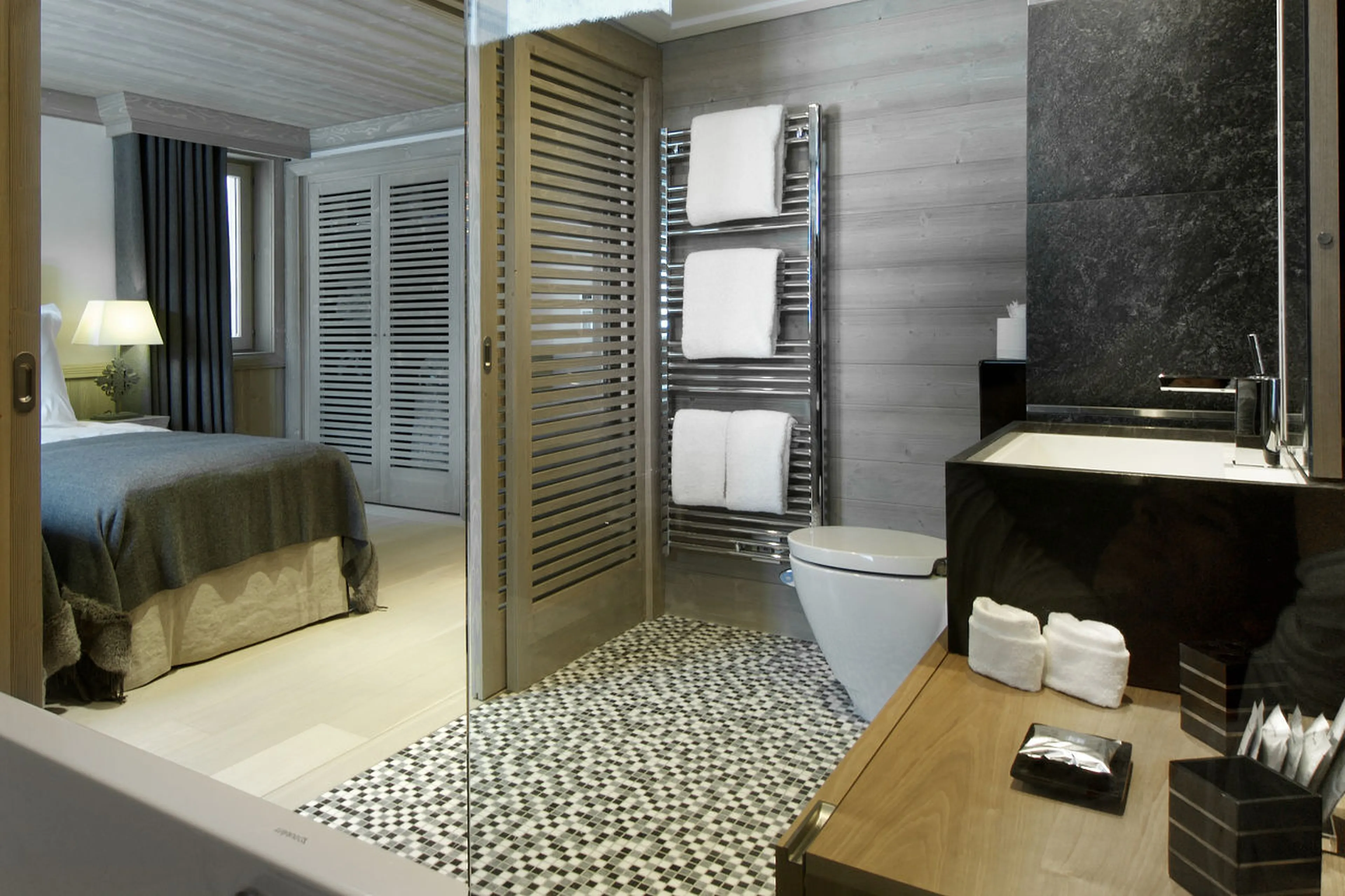 Double/twin bedroom en-suite in Chalet Black Pearl in Val d’Isere