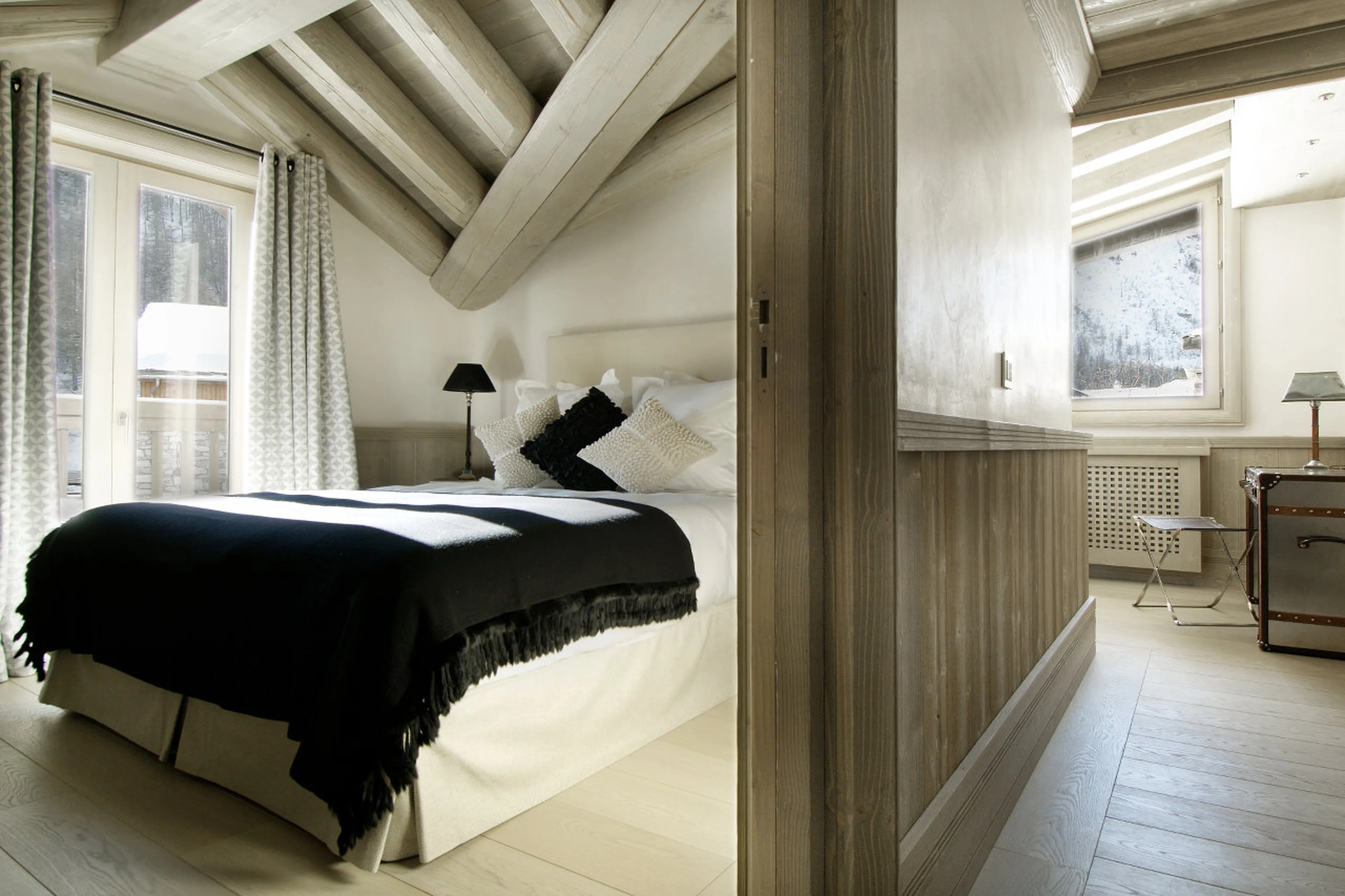 Double/twin bedroom with balcony access in Chalet Black Pearl in Val d’Isere