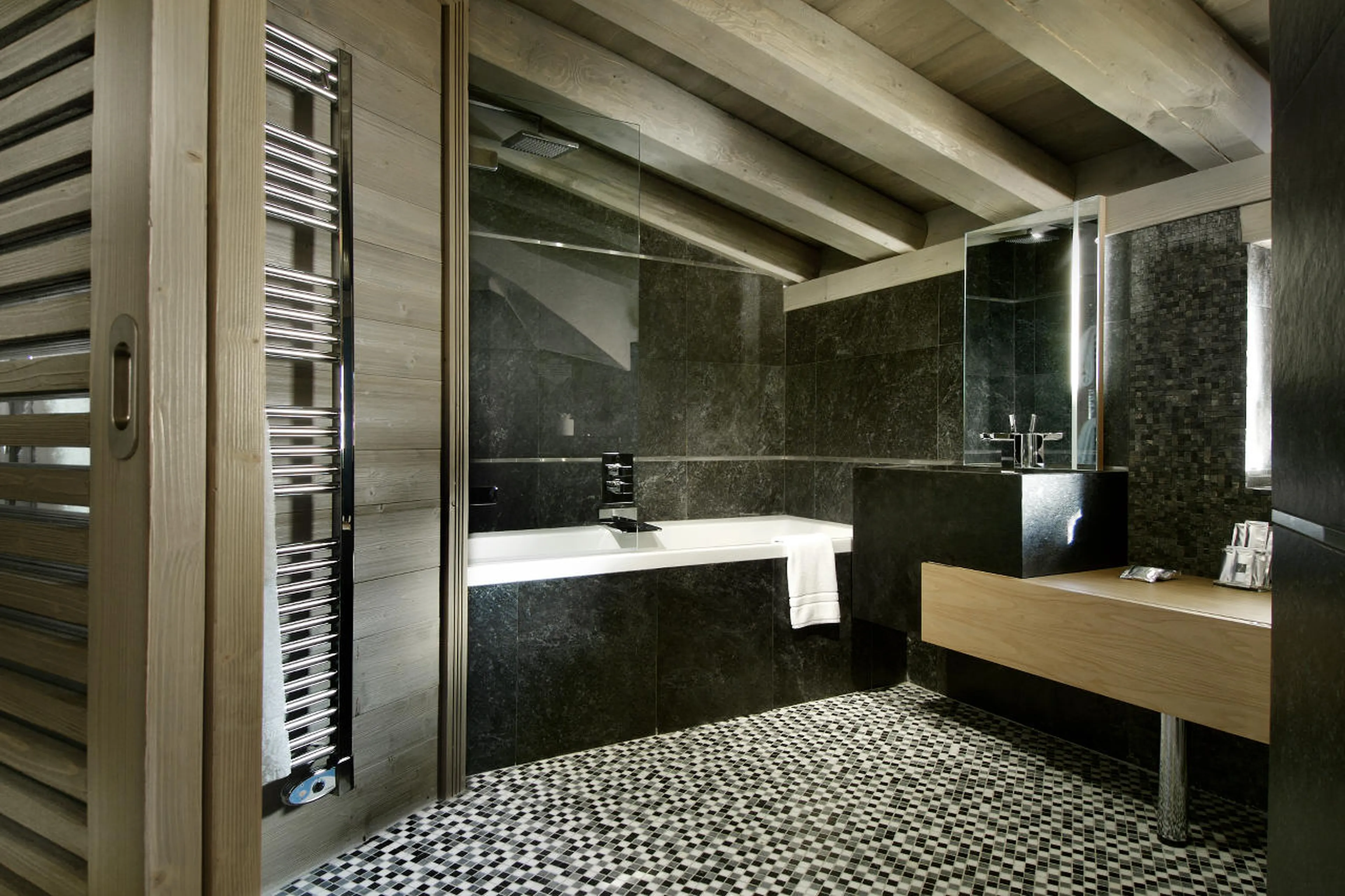 Bathroom en-suite to double bedroom of Chalet Black Pearl in Val d’Isere