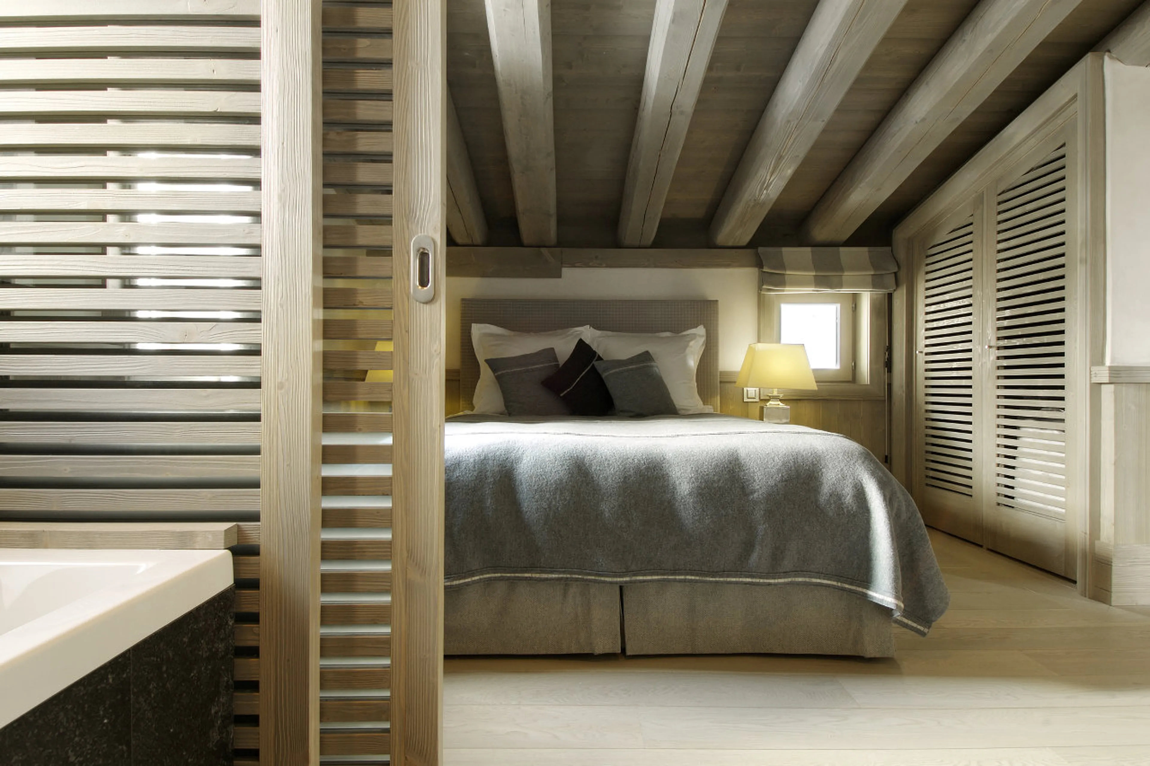 Double bedroom with vaulted ceiling in Chalet Black Pearl in Val d’Isere
