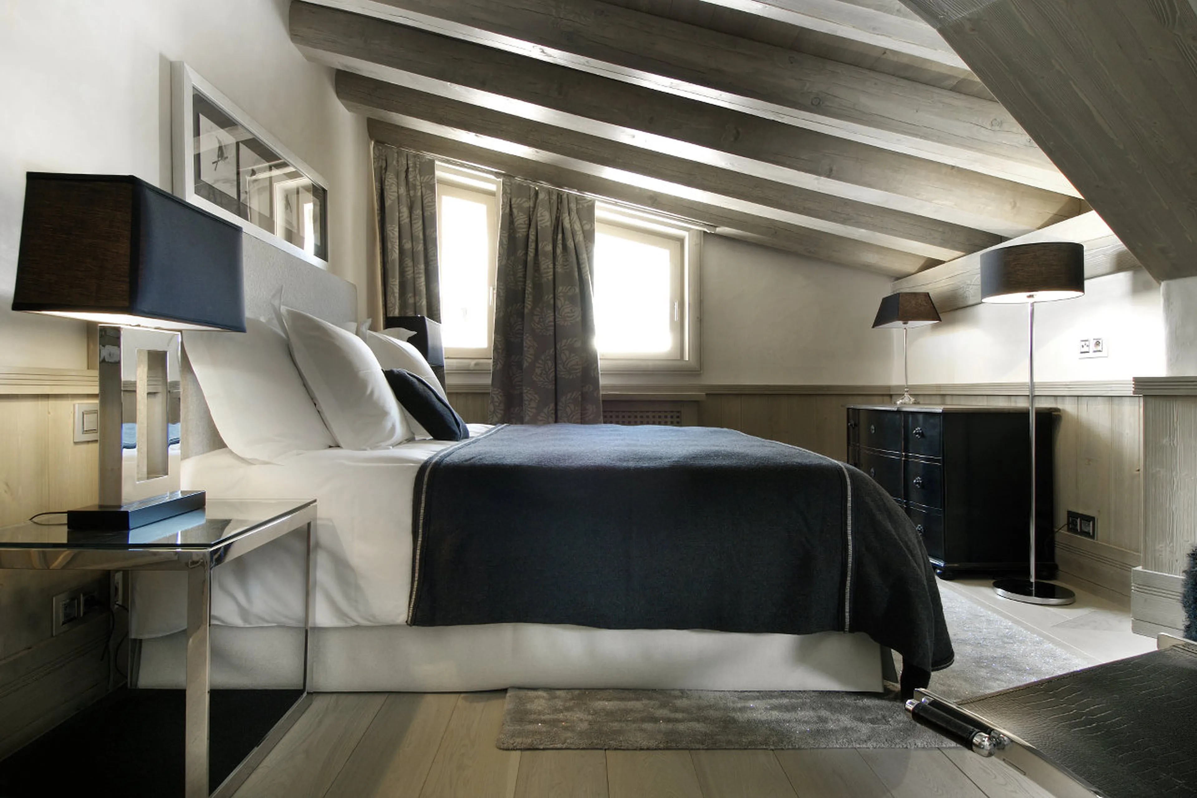En-suite bedroom with double/twin bed in Chalet Black Pearl in Val d’Isere