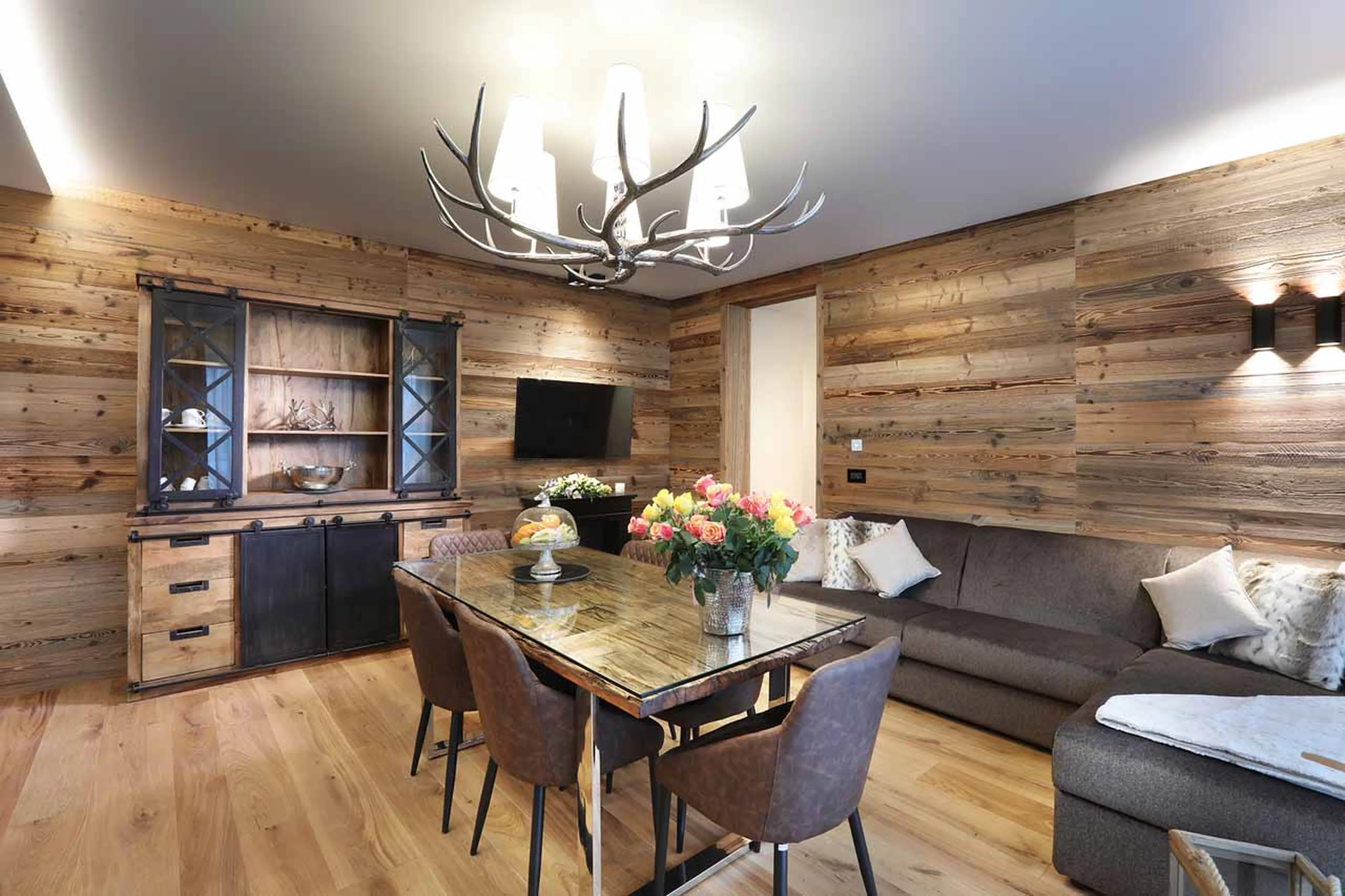 Kitchen and dining room at Petit Chalet Blanc in Cervinia