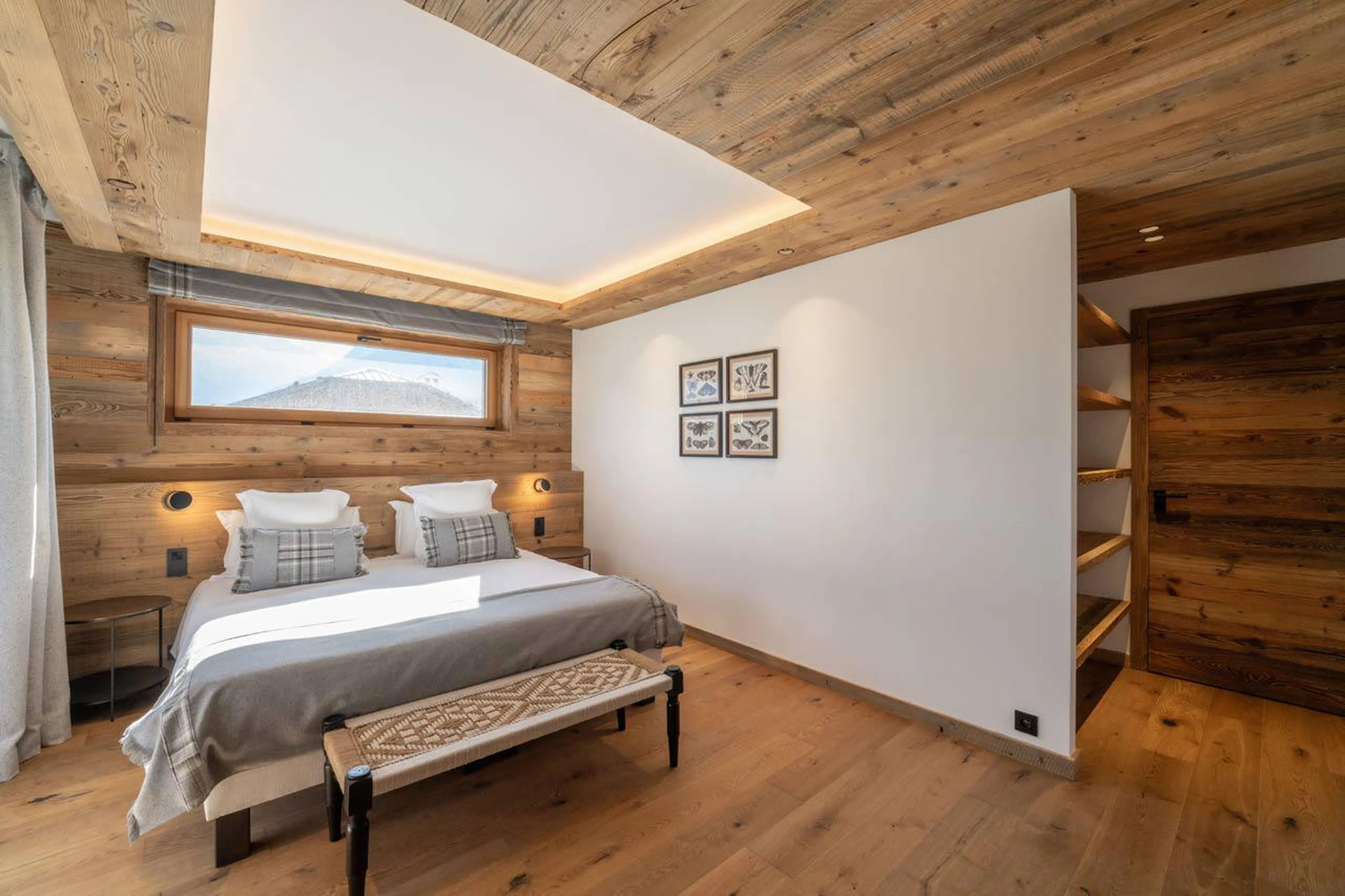 Master double bed in Chalet Bois de l'Abbaye in Courchevel Le Praz