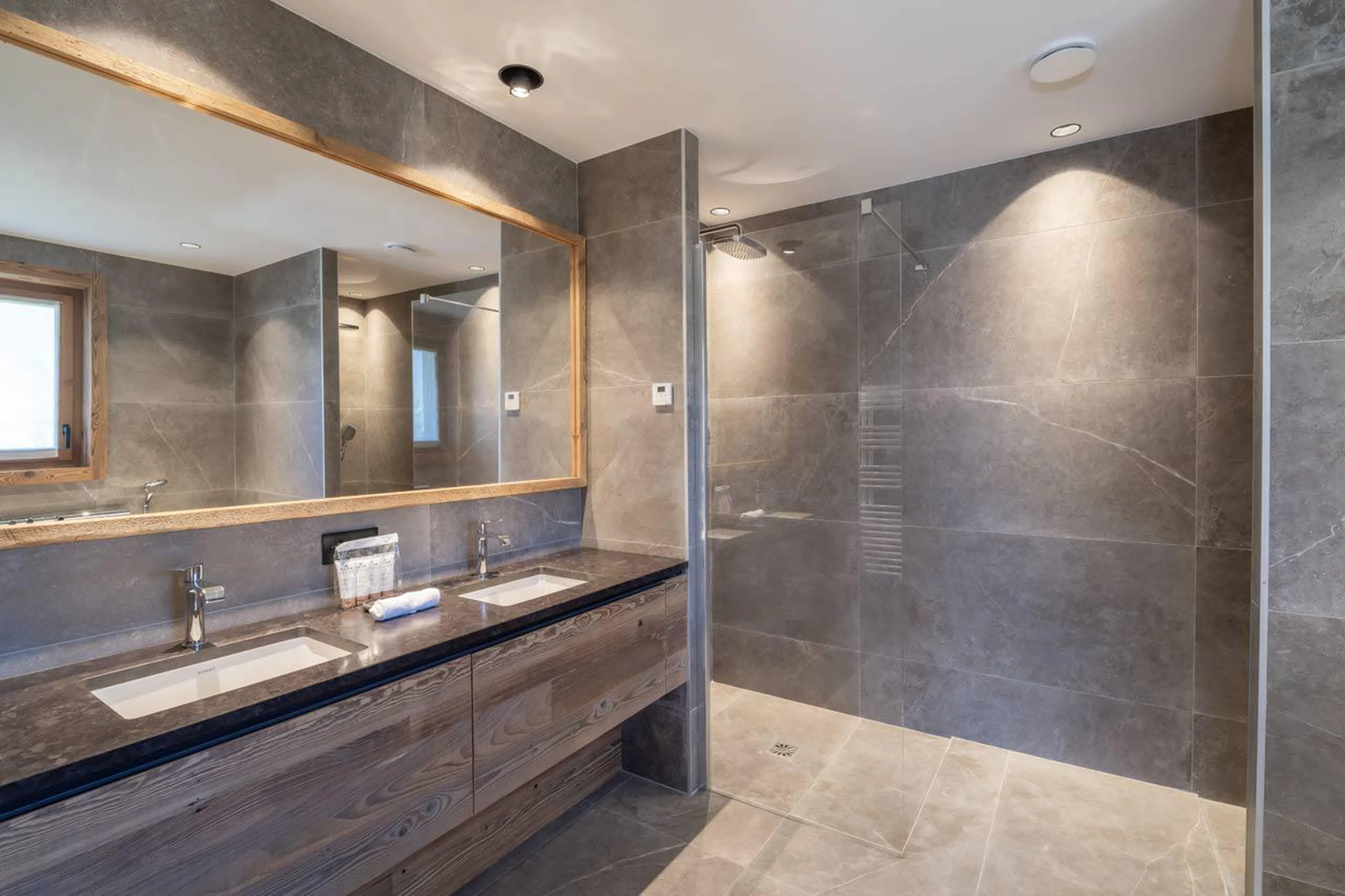 Double Italian shower at Chalet Bois de l'Abbaye in Courchevel Le Praz