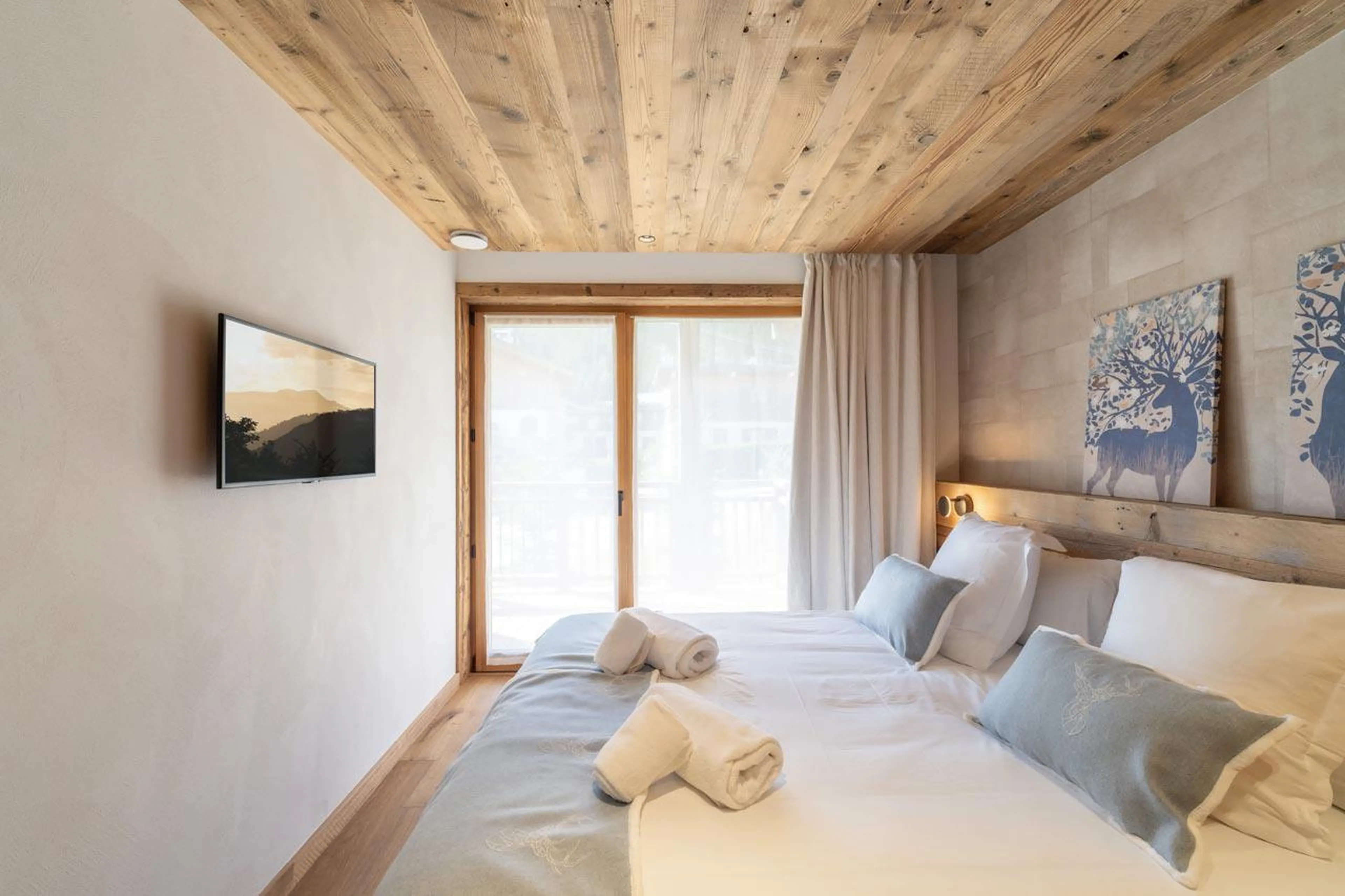 TV in bedroom Chalet Bois du Fontanil in Courchevel Le Praz