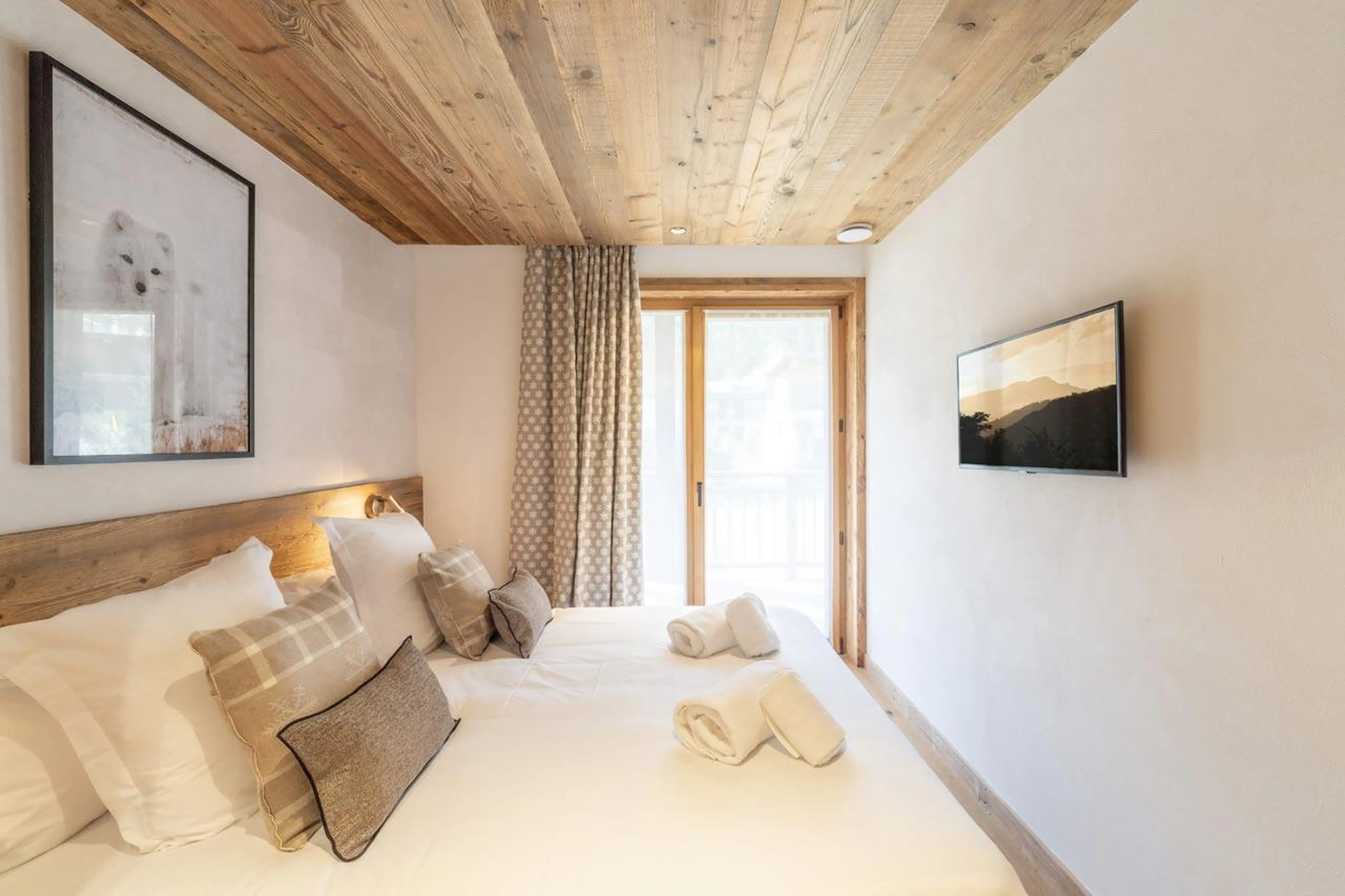 TV in bedroom Chalet Bois du Fontanil in Courchevel Le Praz