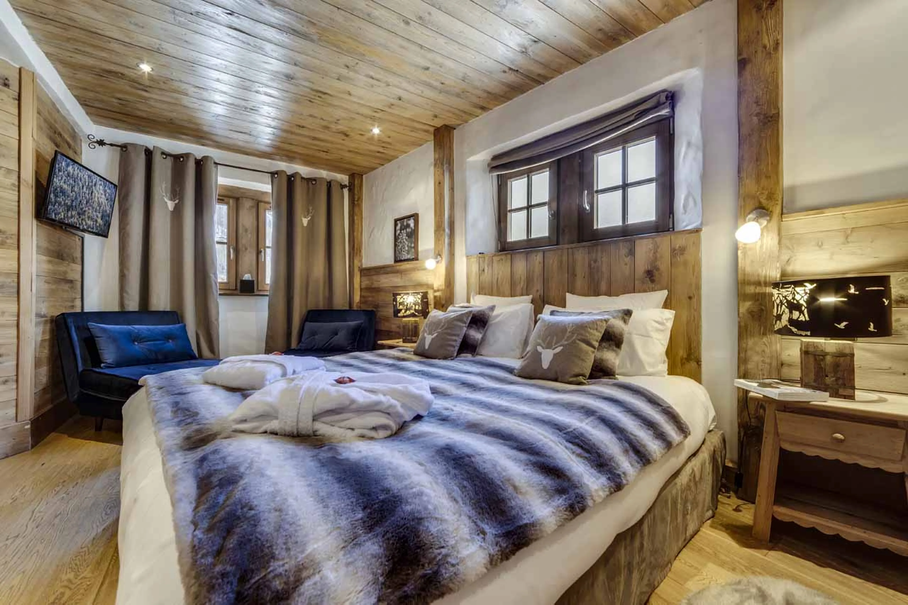 Armchair in bedroom at Chalet La Bouclia in Val d'Isere