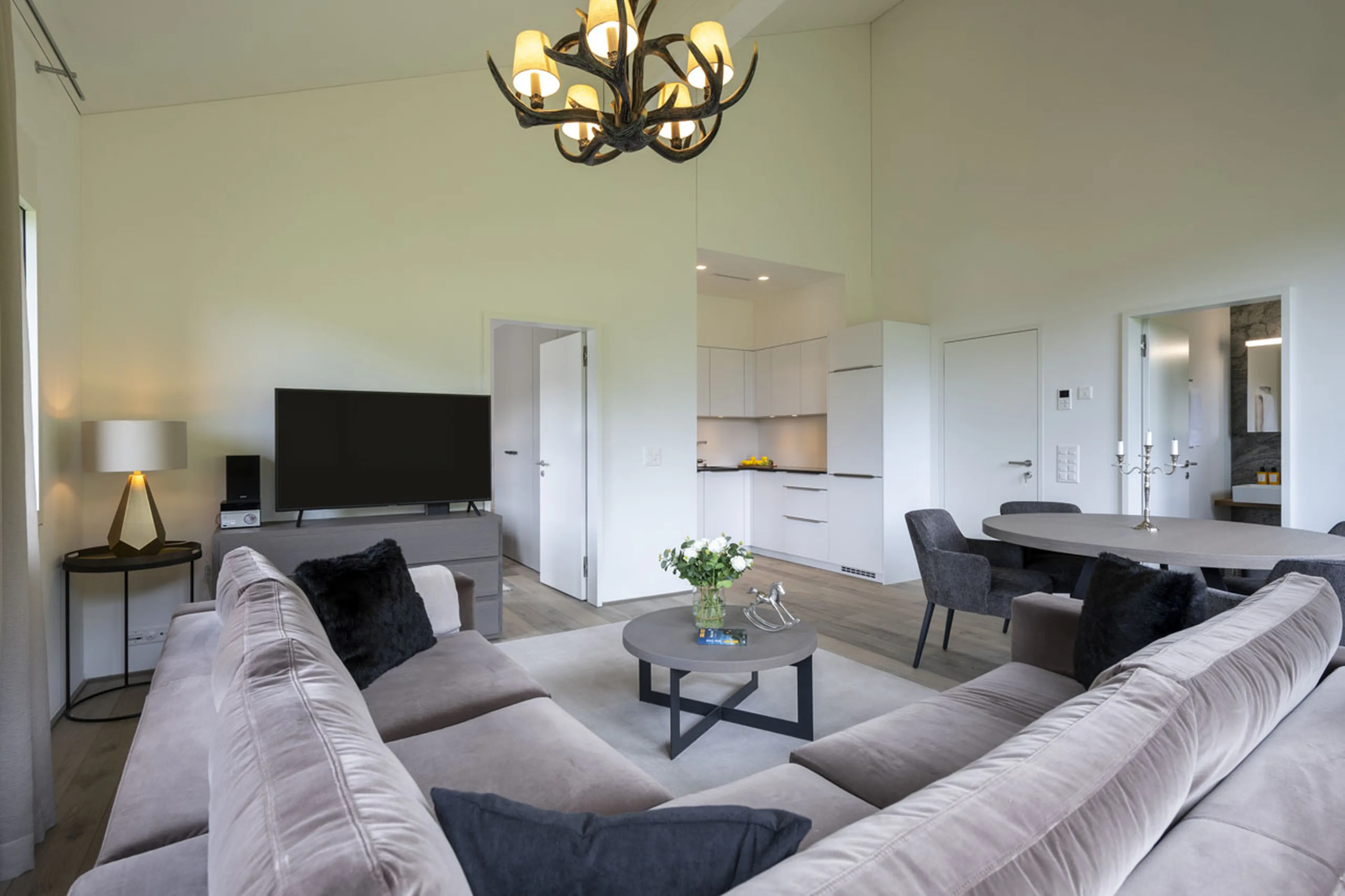 Kitchenette and TV at Chalet Buelenhorn in Davos