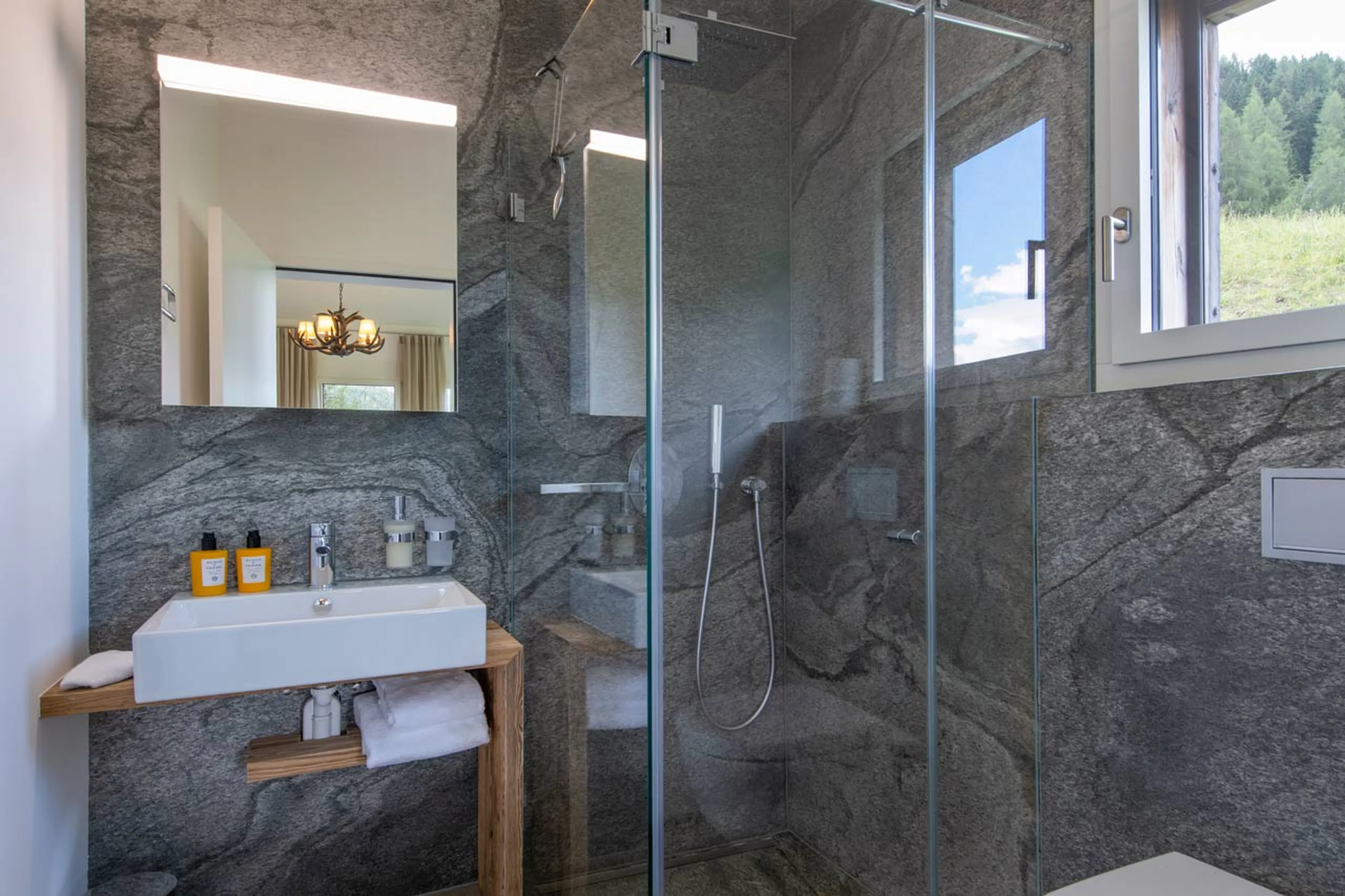 Shower room at Chalet Buelenhorn in Davos