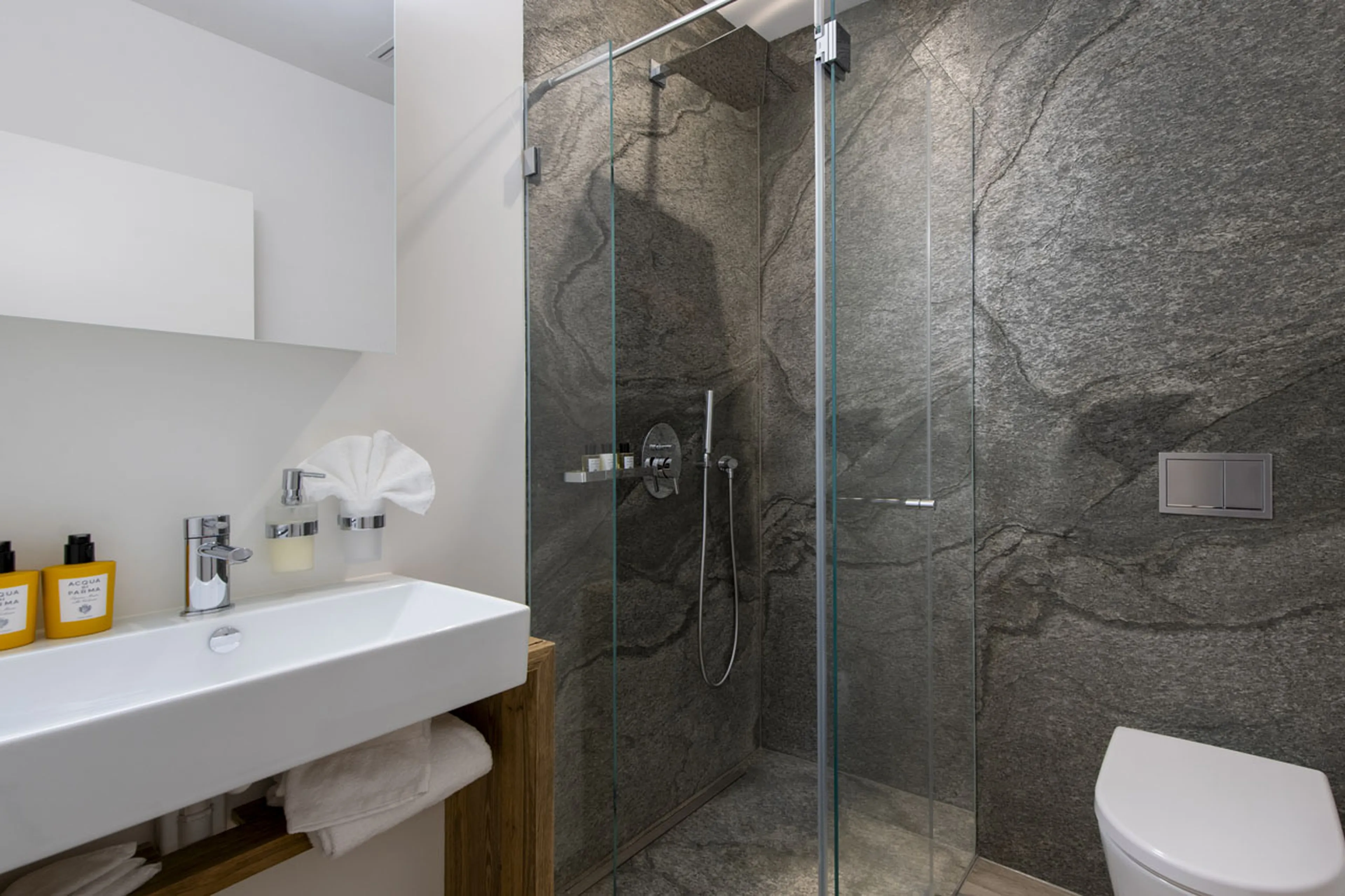 Separate shower room at Chalet Buelenhorn in Davos