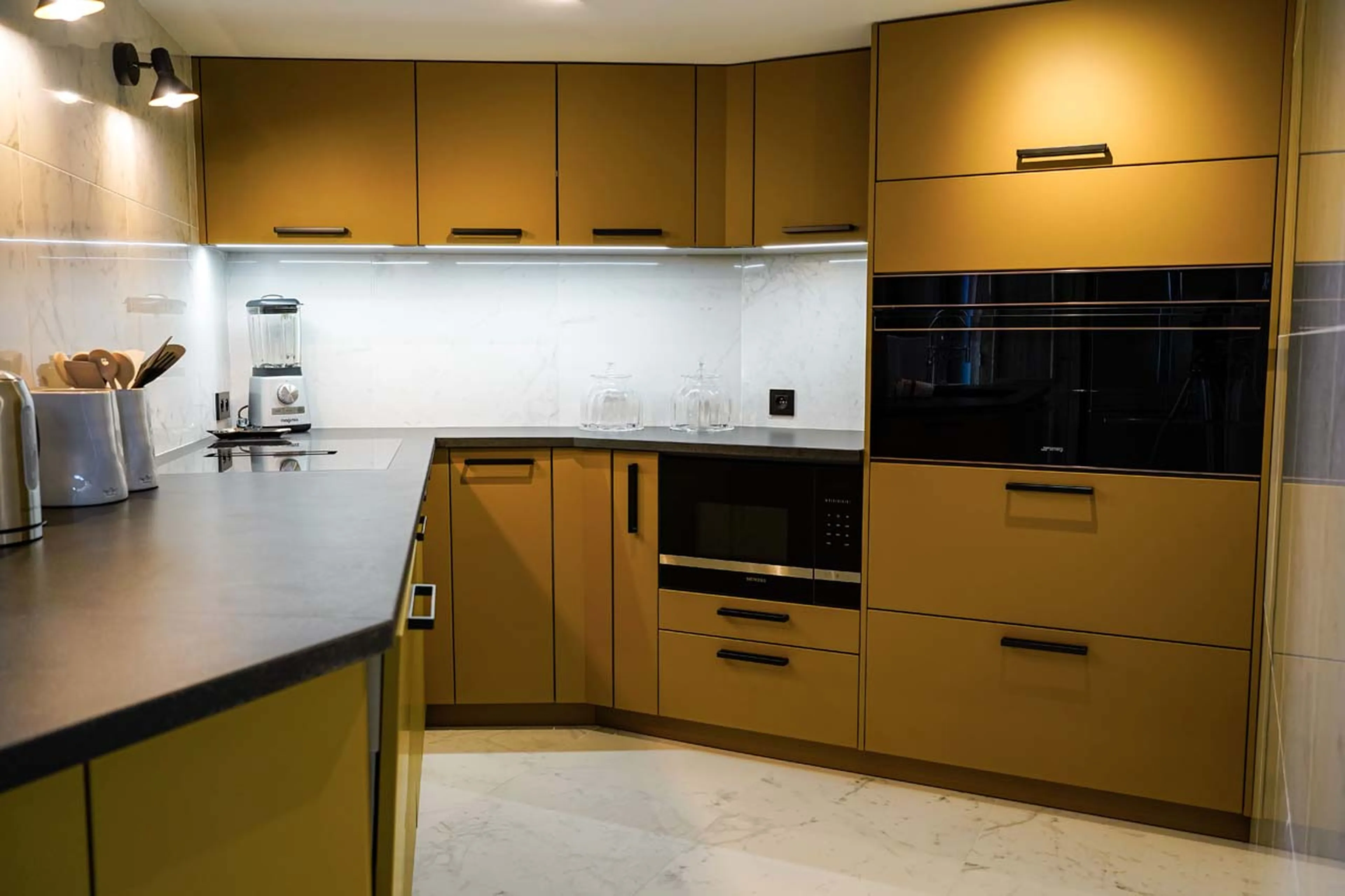 Kitchen with appliances in Chalet Cahokia, Val d'Isere