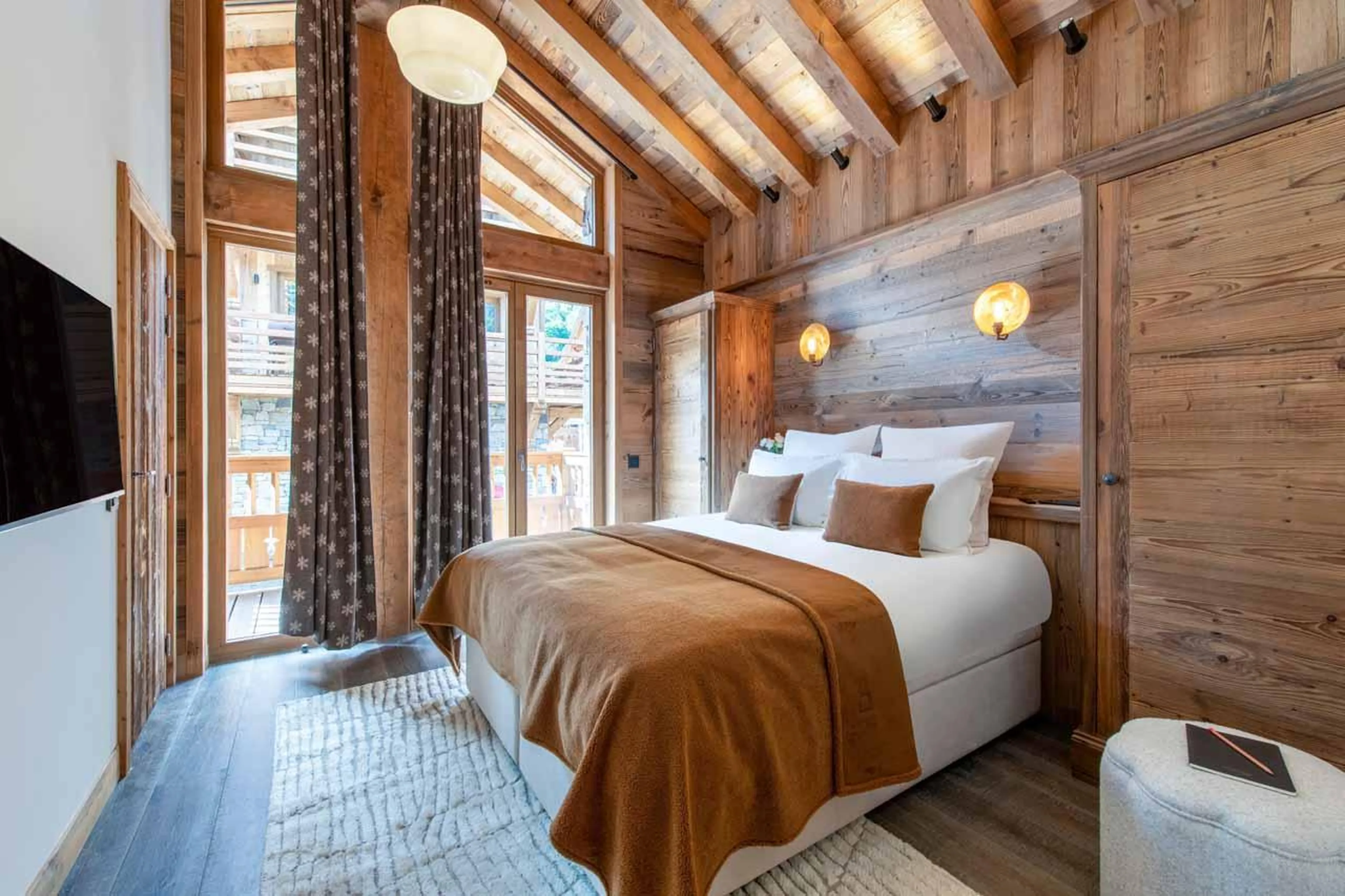 Double bedroom with balcony access and en-suite shower room in Chalet Caribou, Meribel