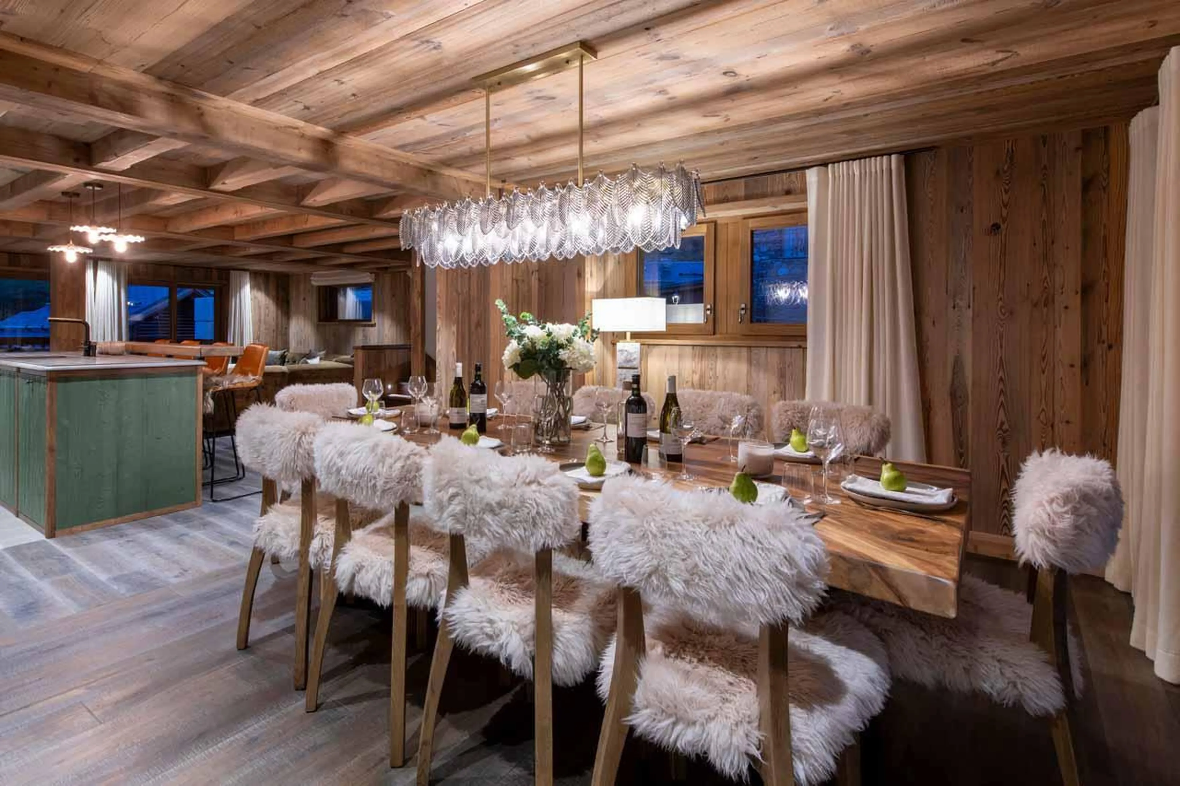 10-seat dining table in Chalet Caribou, Meribel