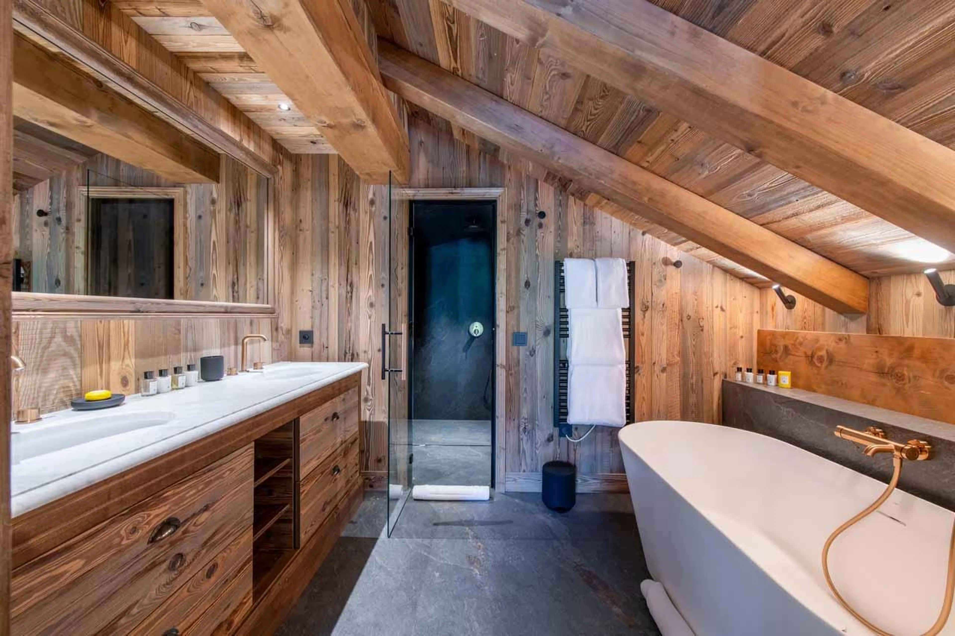 En-suite bathroom in Chalet Caribou, Meribel