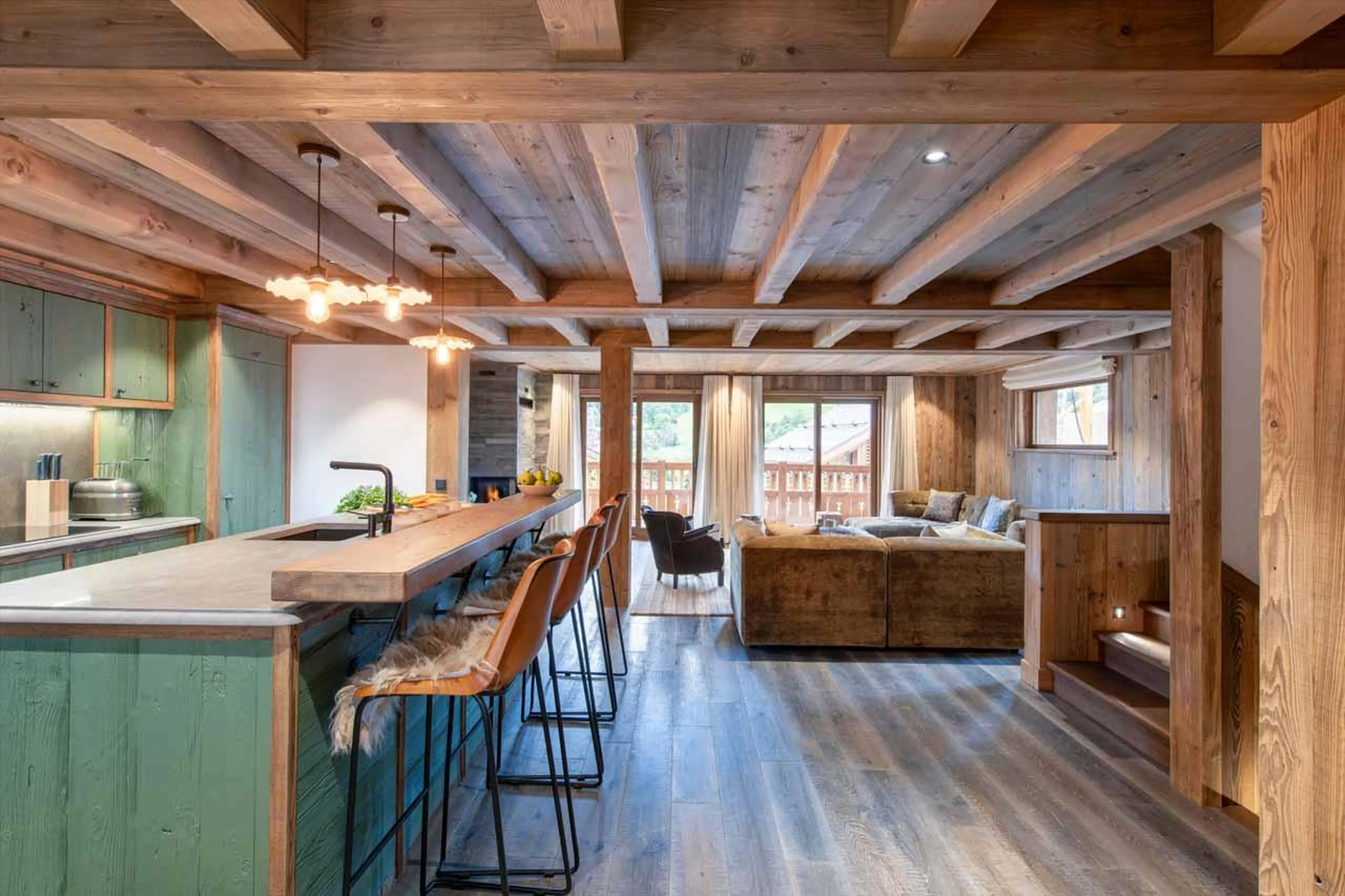 Well-equipped kitchen with breakfast bar in Chalet Caribou, Meribel
