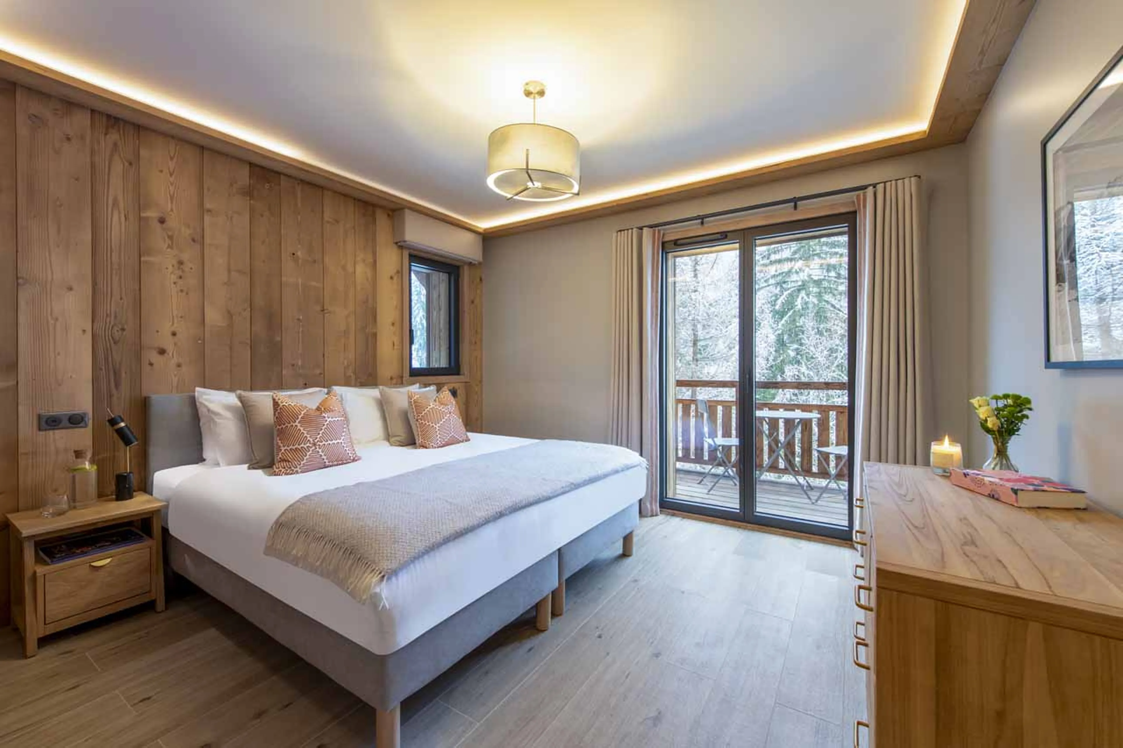 Super king/twin bedroom with private balcony in Chalet Cascades, Morzine
