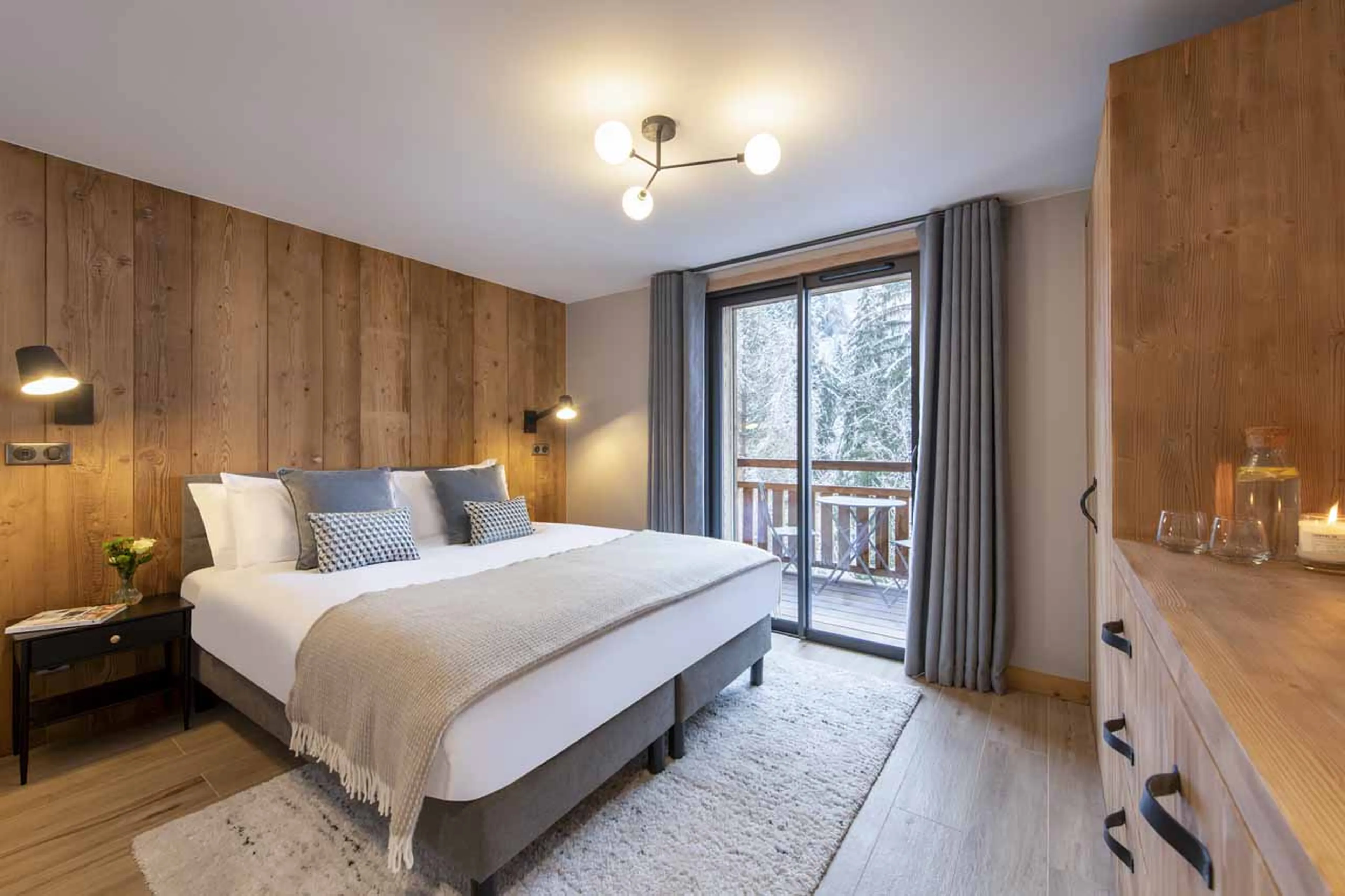 King/twin bedroom with private balcony in Chalet Cascades, Morzine