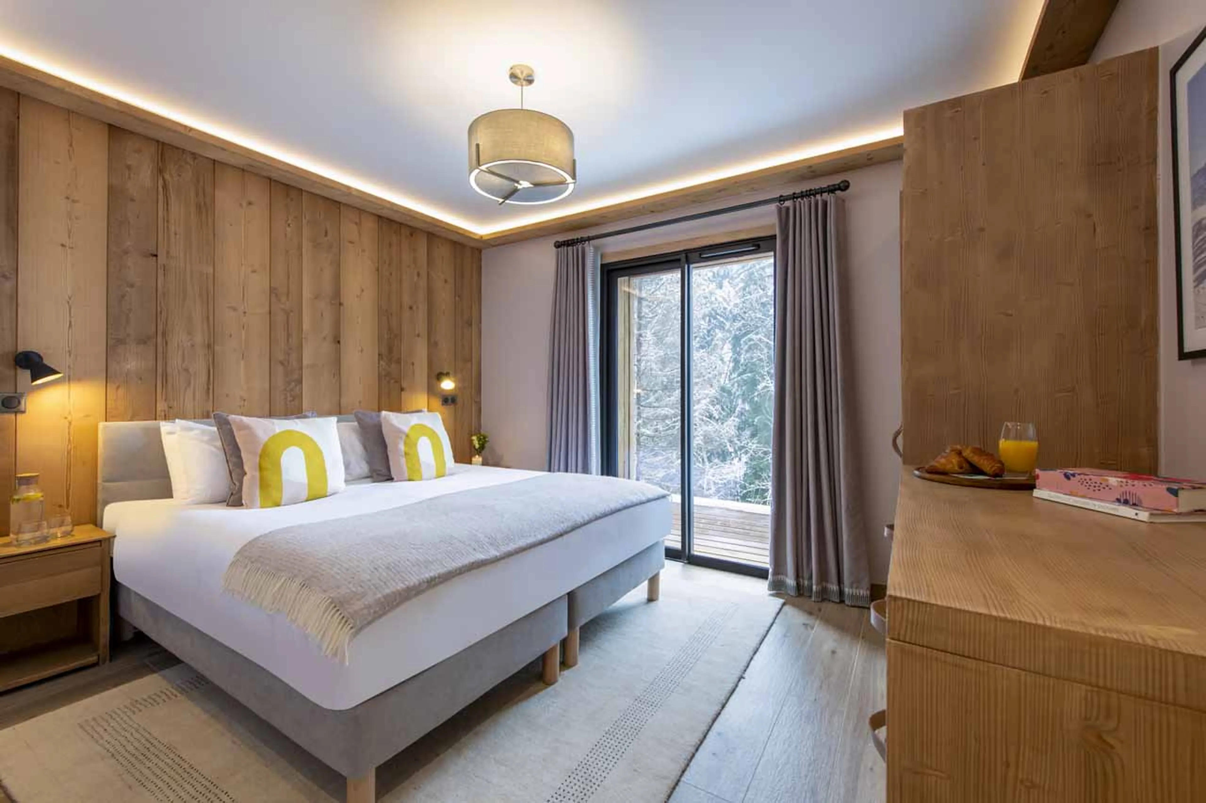 Super king/twin bedroom with shared terrace in Chalet Cascades, Morzine