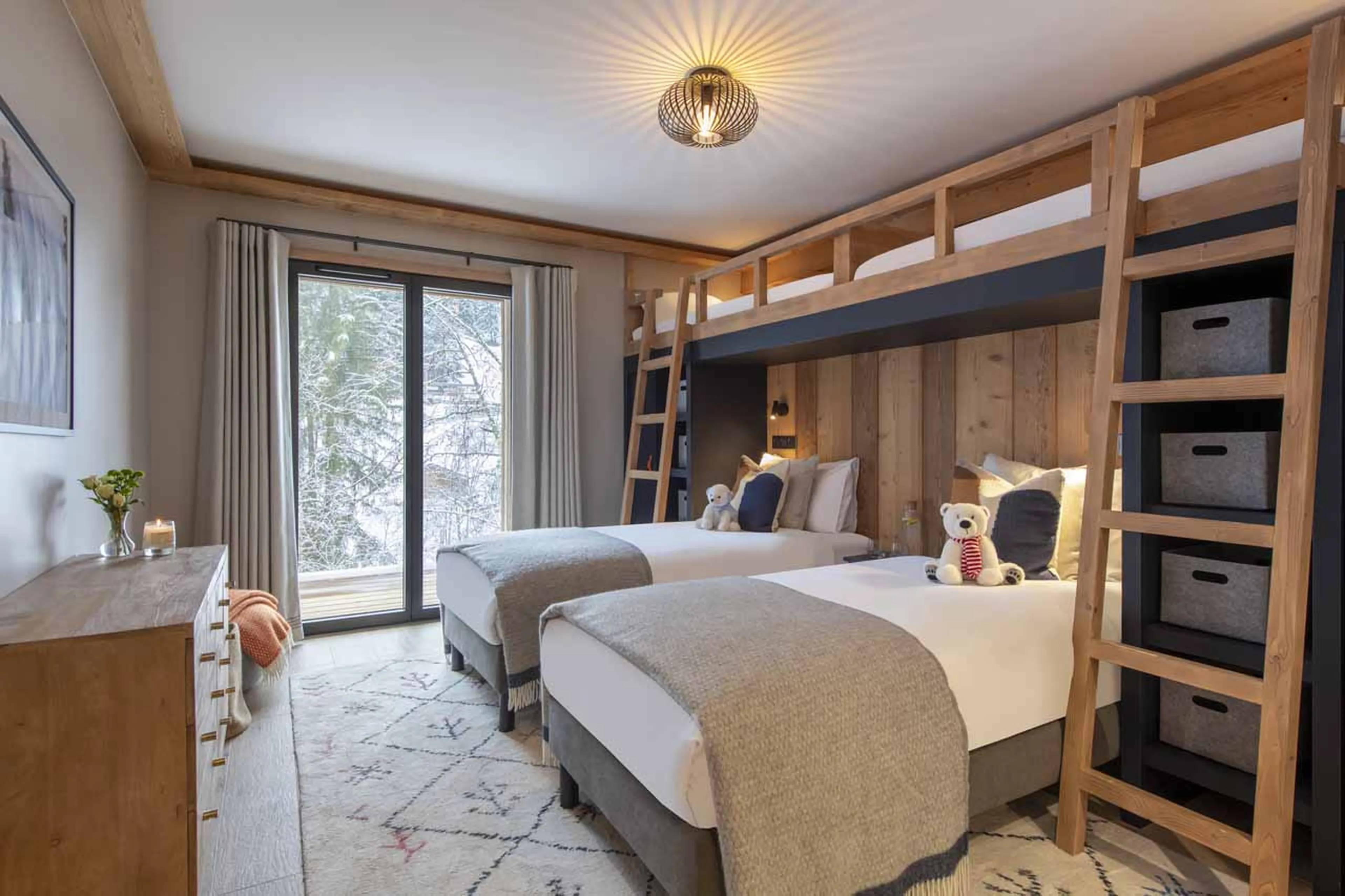 Super king/twin bedroom with bunk beds in Chalet Cascades, Morzine