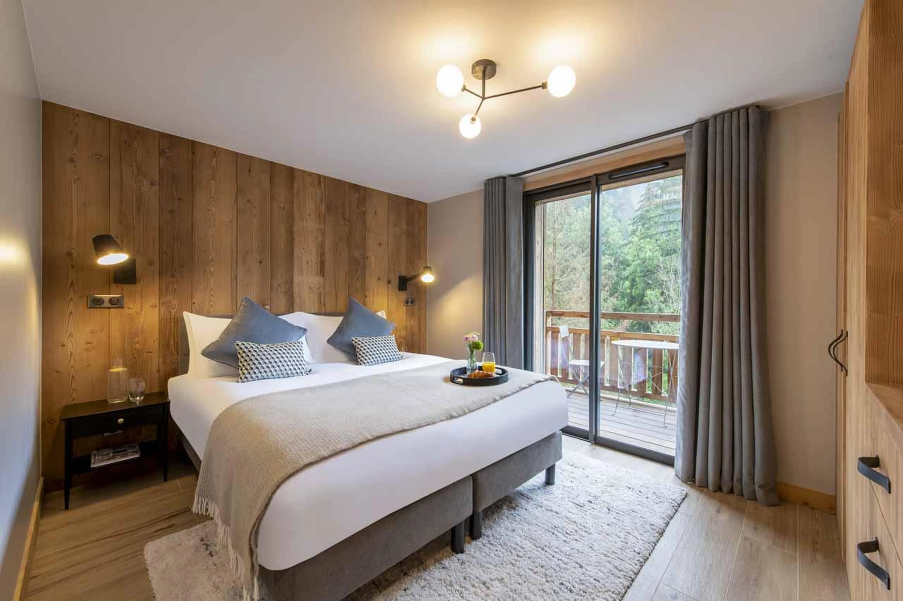 King/twin bedroom with private balcony in Chalet Cascades, Morzine