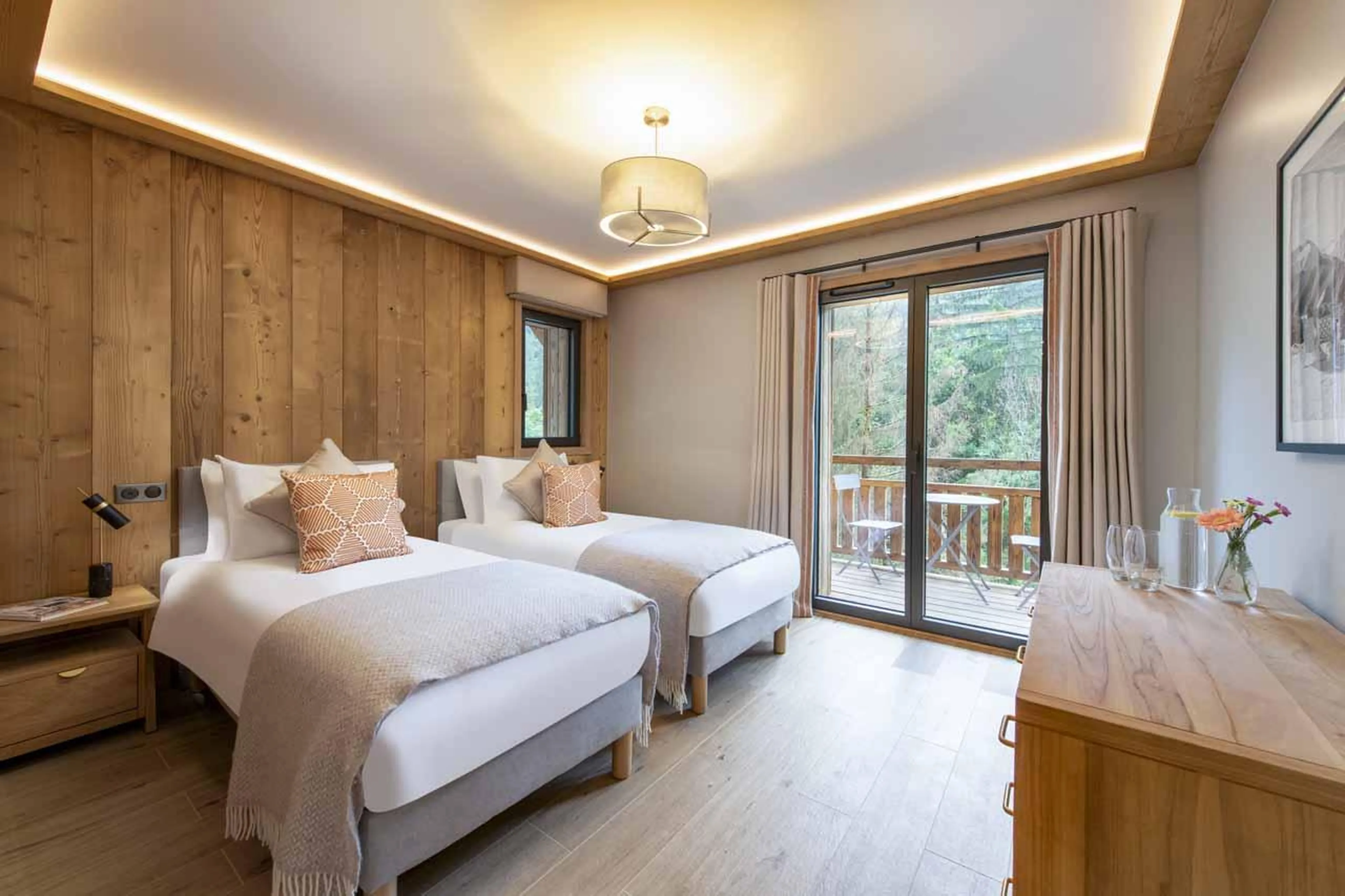 Super king/twin bedroom with private balcony in Chalet Cascades, Morzine