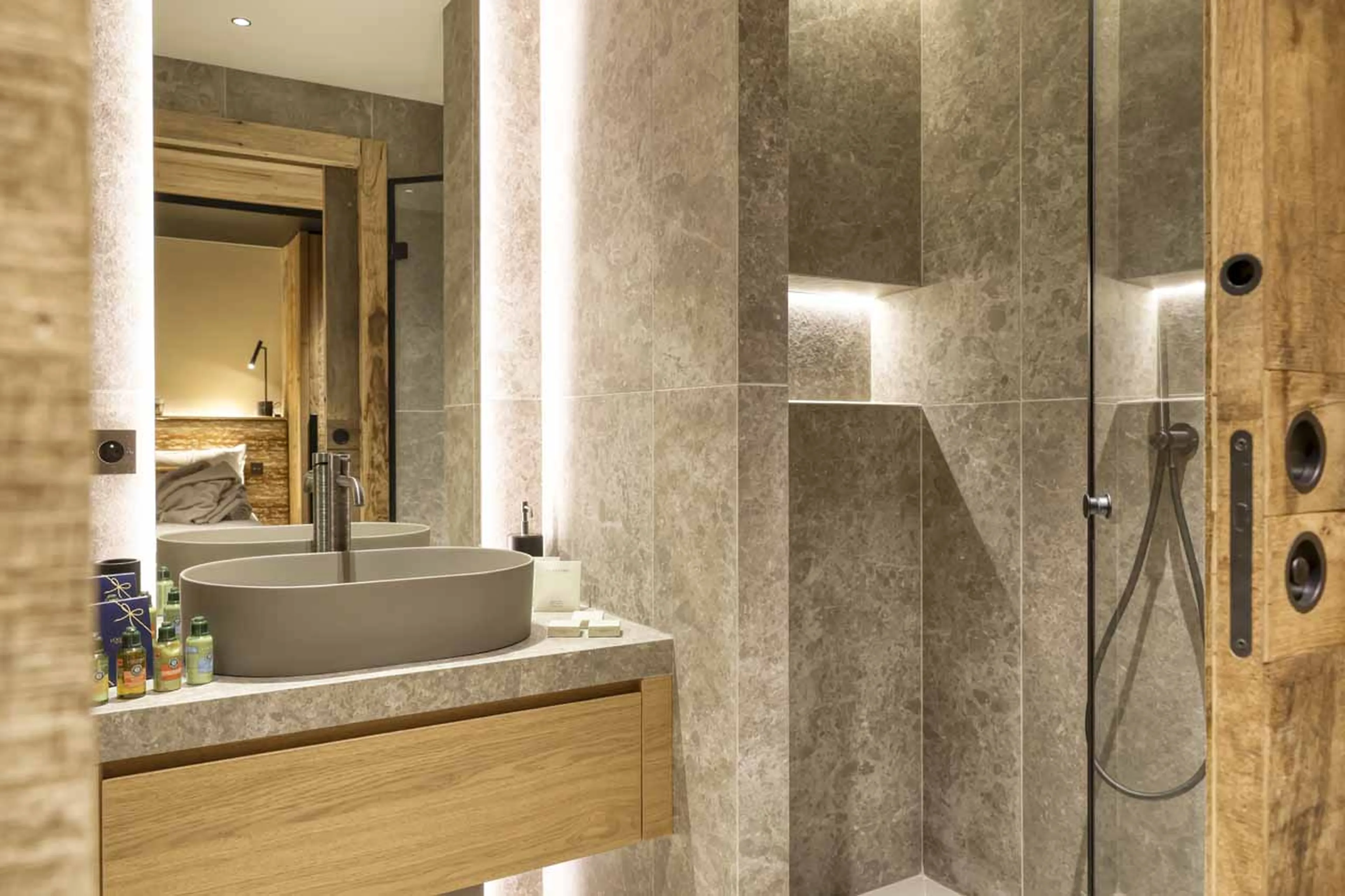 Bedroom 1 en-suite at Chalet Cham Lou Ka in Megeve