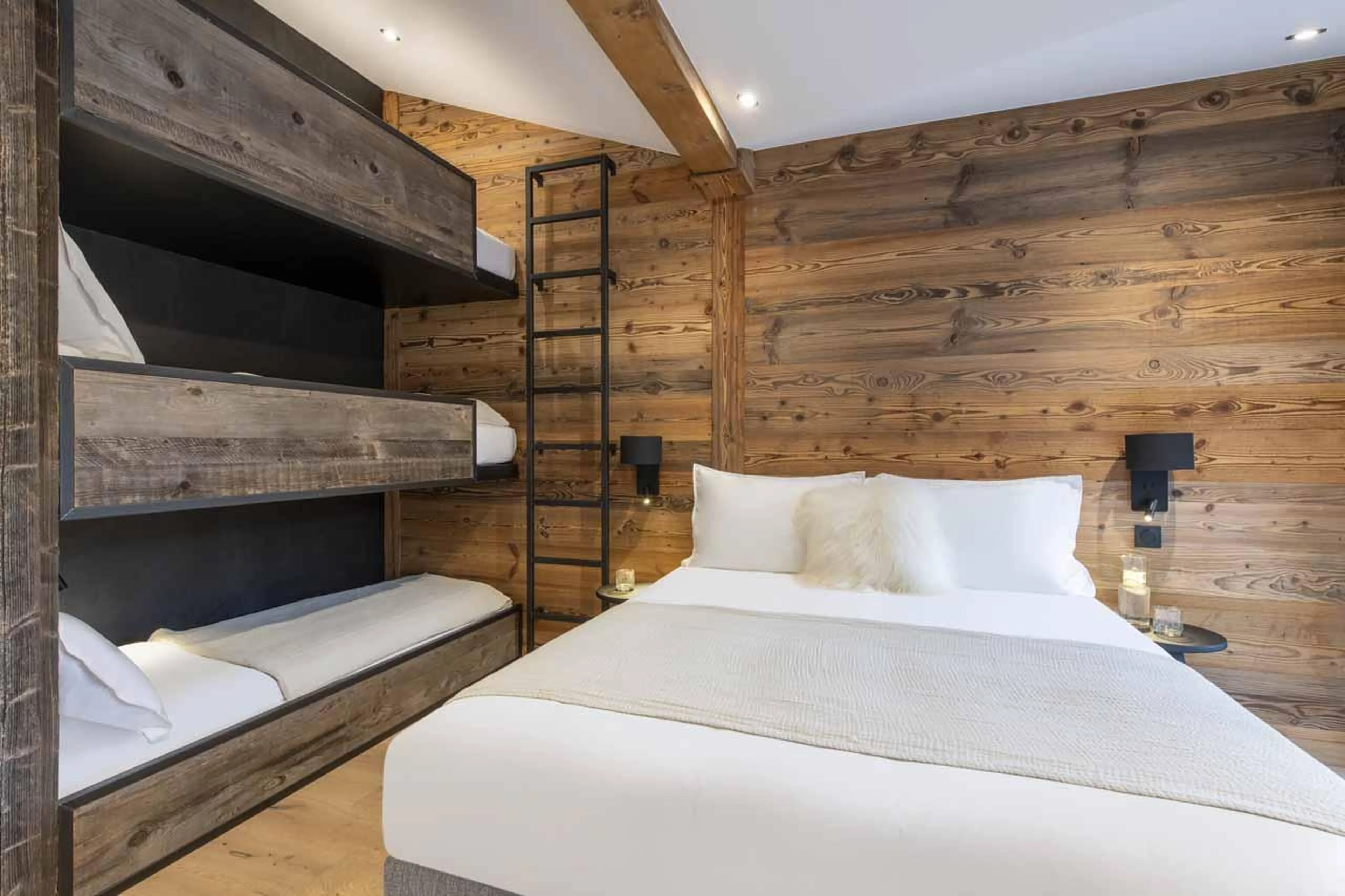 Double bedroom with triple bunk bed in Apartment Chavinaud, Les Gets