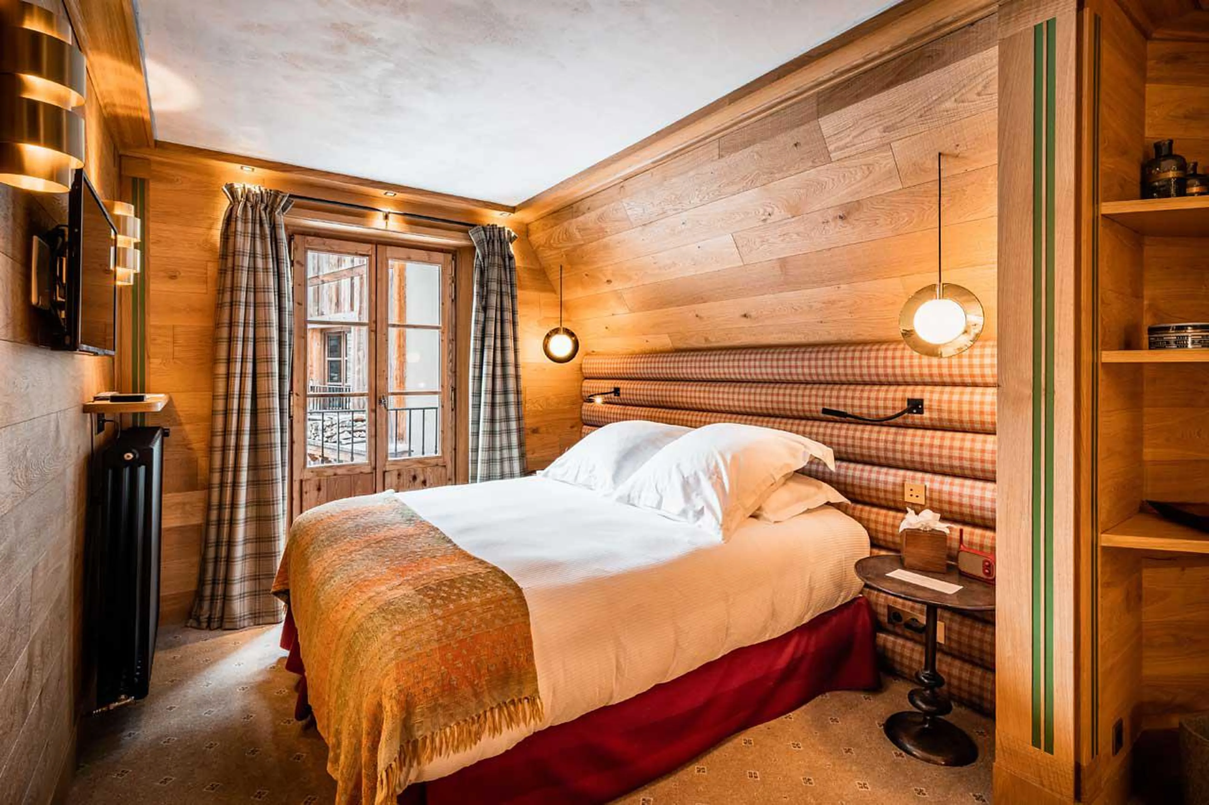 Double bedroom with dressing room, en suite bathroom and balcony access in Chalet Chene in Val d’ Is