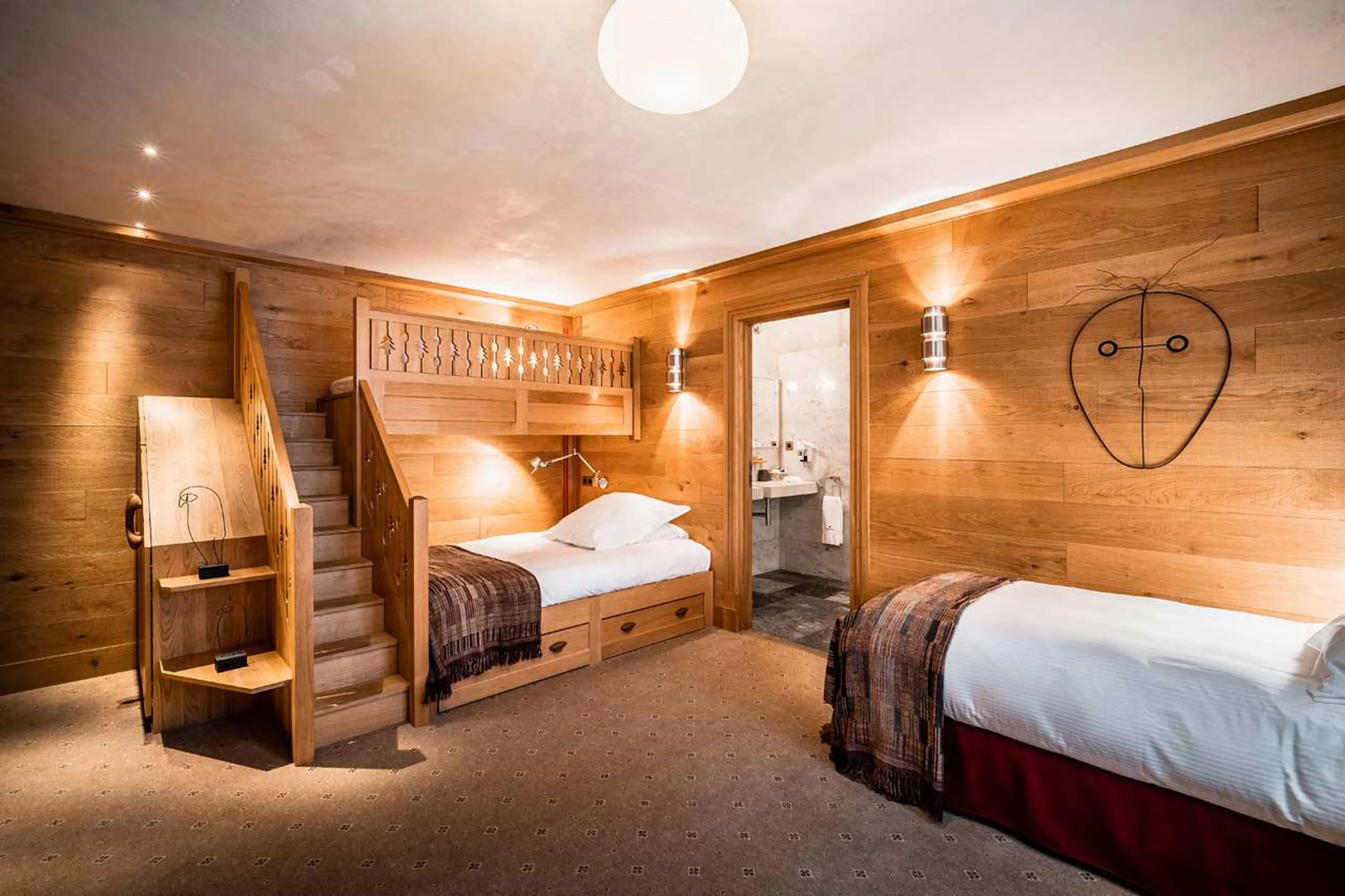 Bedroom with twin beds, bunk bed en suite bathroom in Chalet Chene in Val d’ Isere