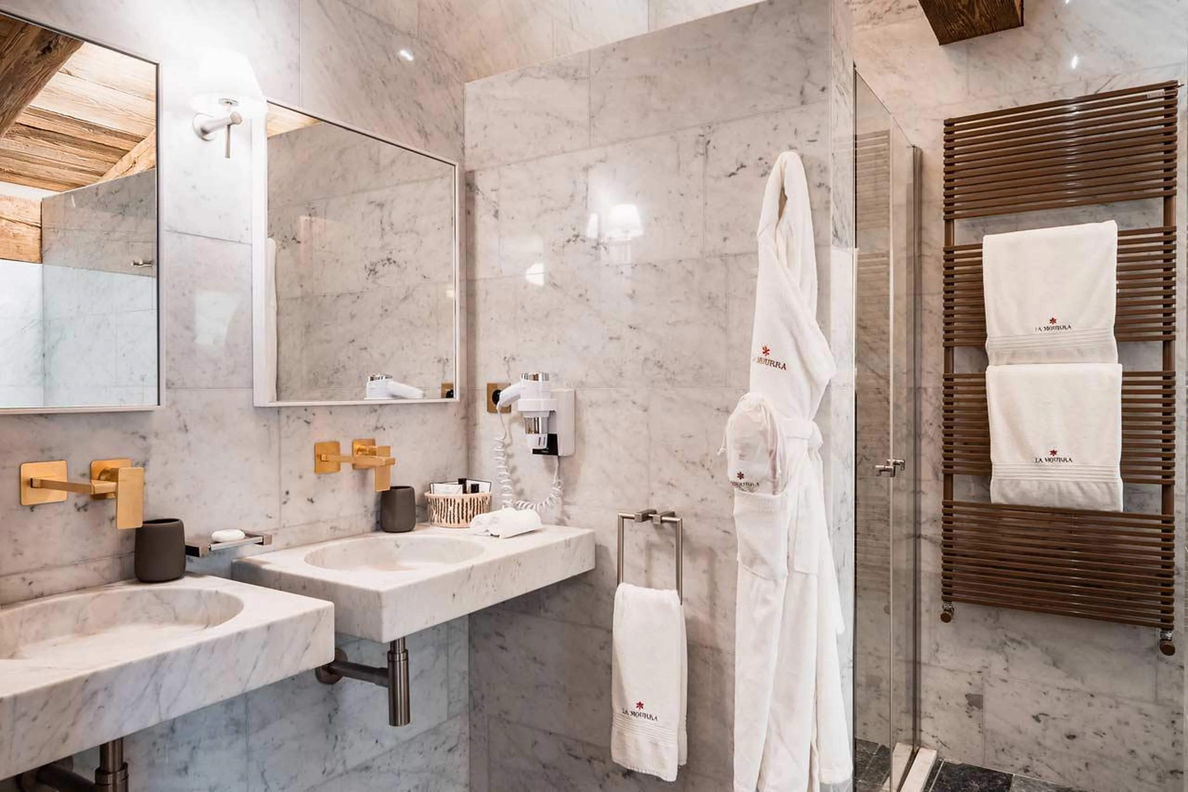 En-suite bathroom six in Chalet Chene in Val d’ Isere