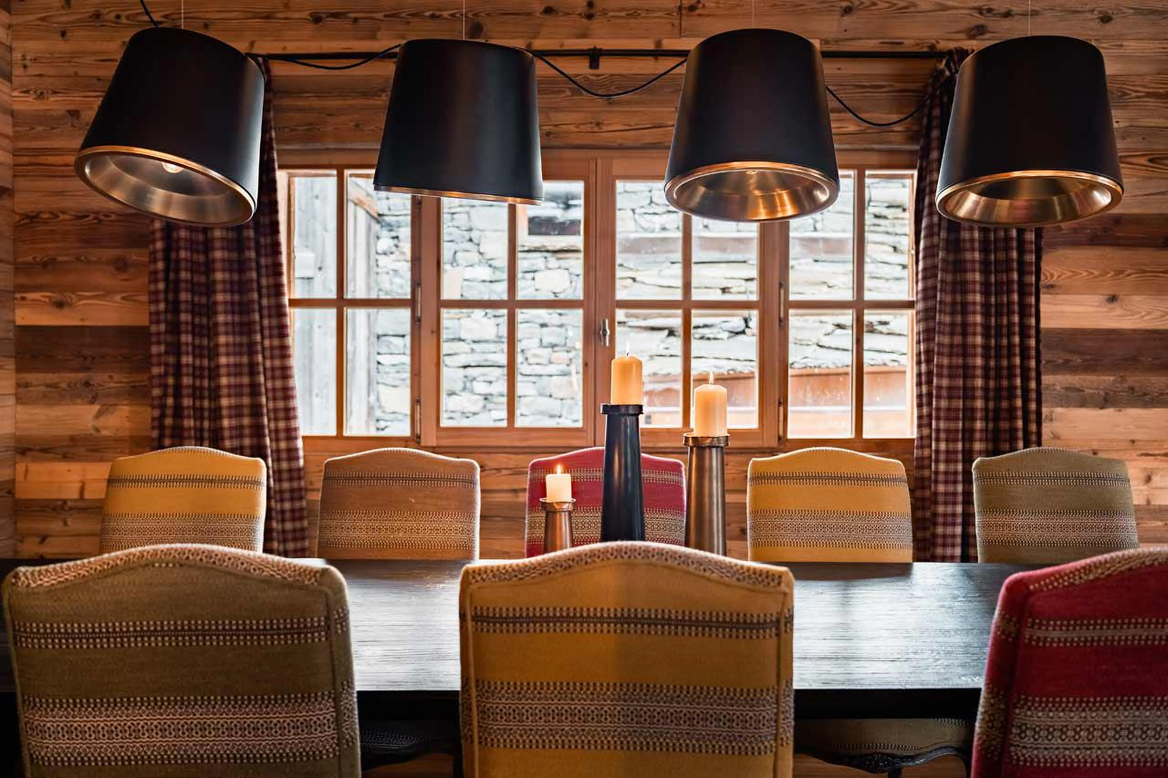Dining table in Chalet Chene in Val d’ Isere