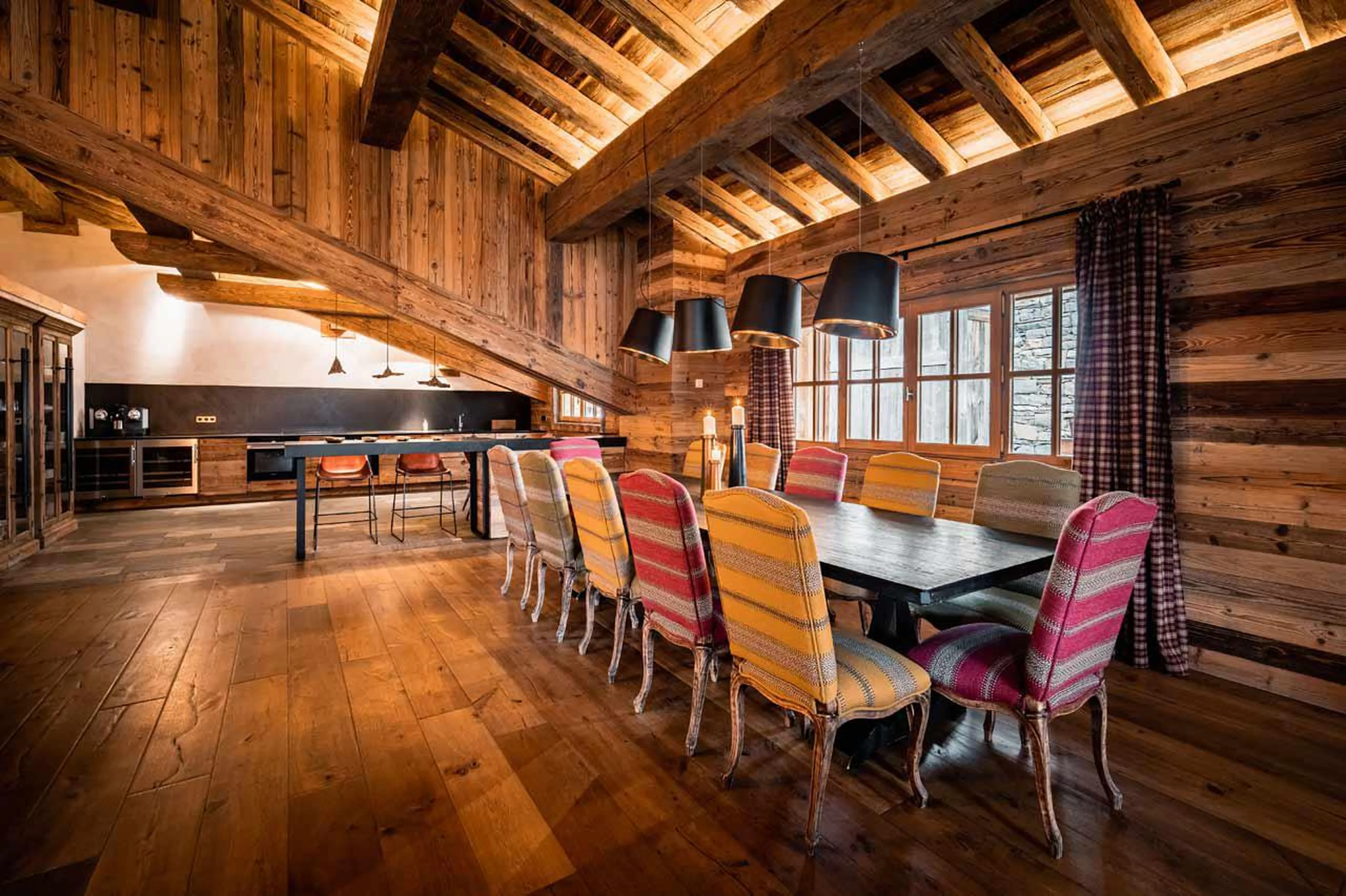 Open dining area in Chalet Chene in Val d’ Isere