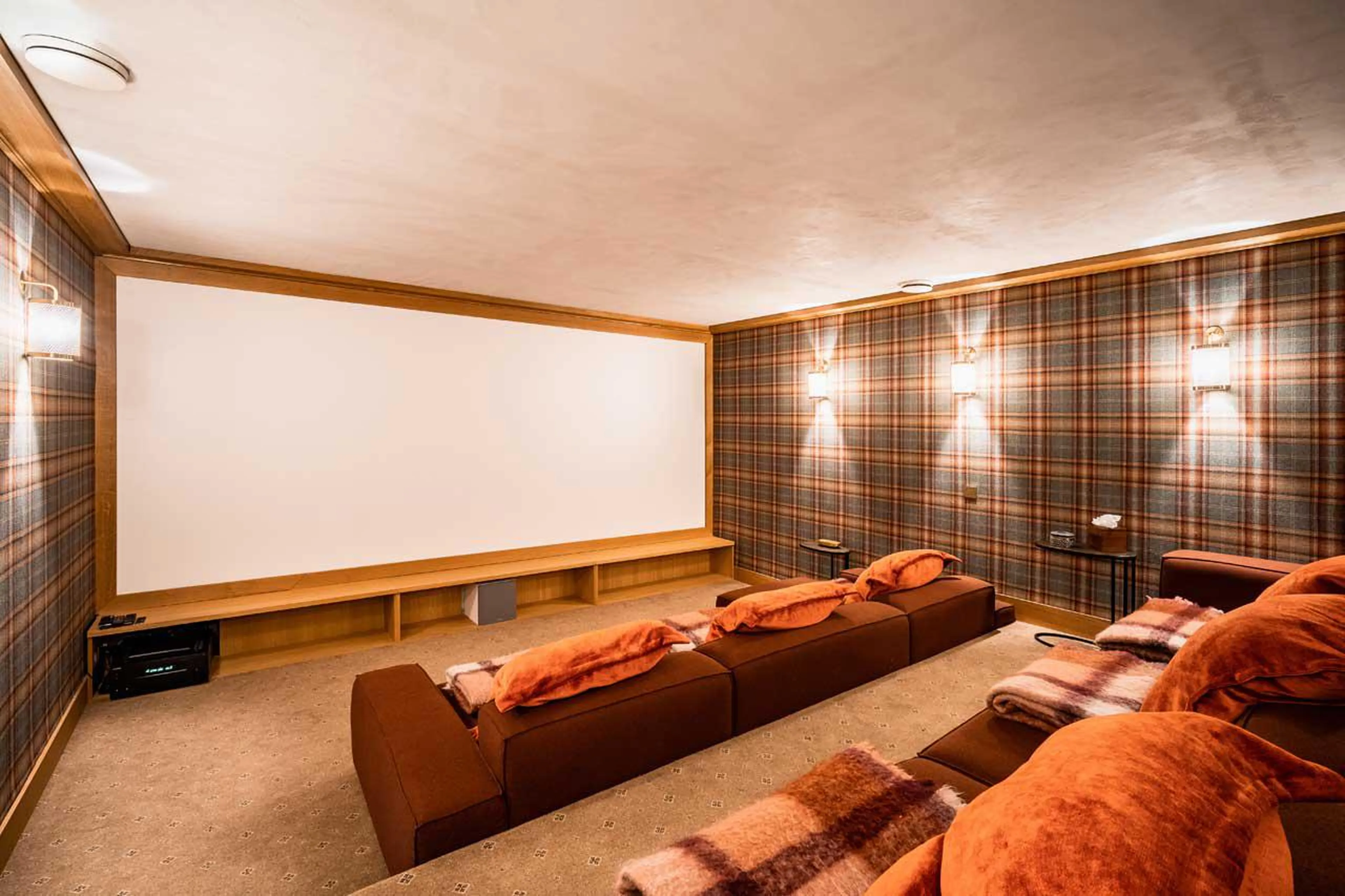 In Chalet Chene in Val d’ Isere guests can watch movies while enjoying luxury seating