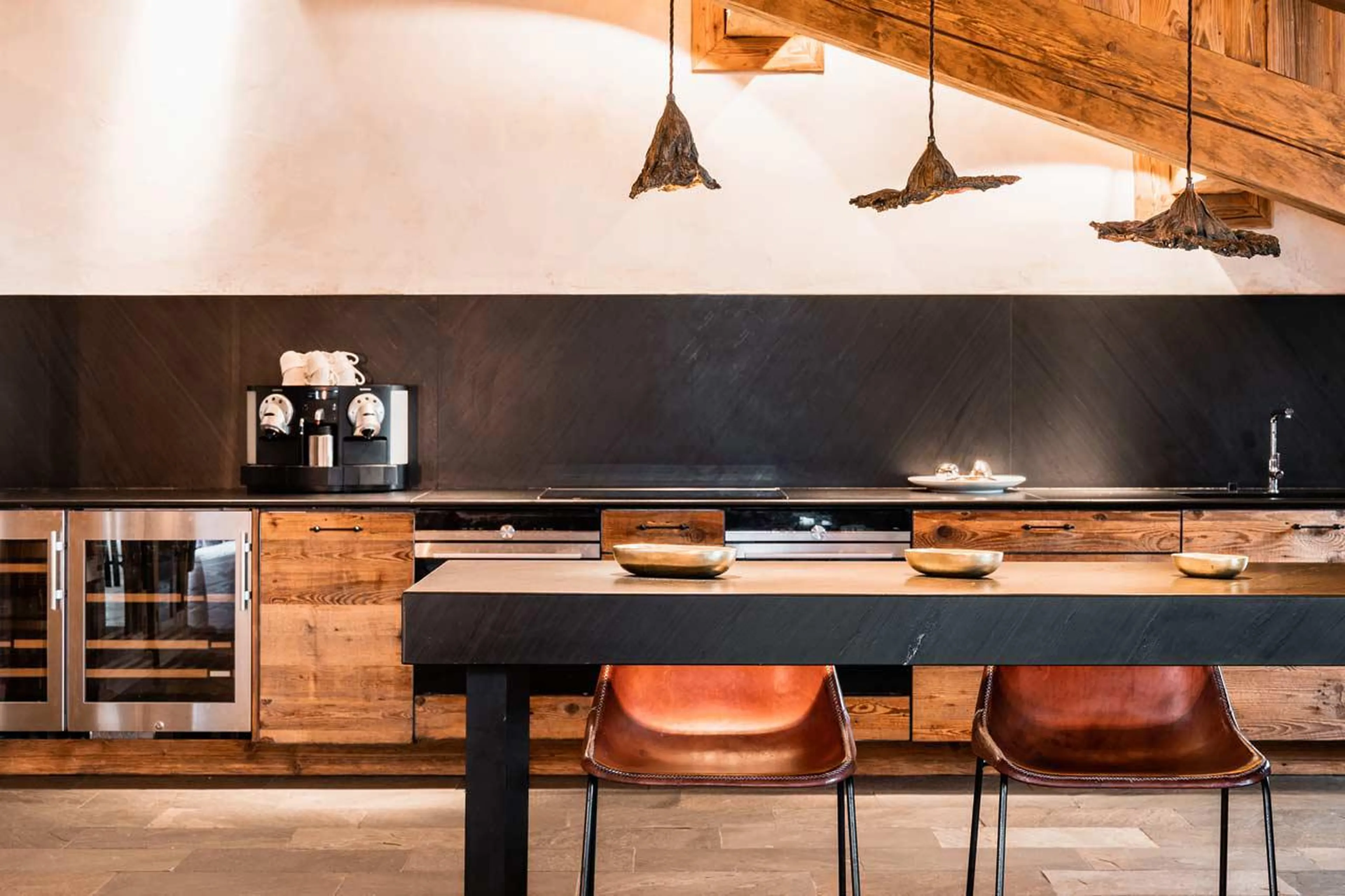 Open-plan kitchen with breakfast counter in Chalet Chene in Val d’ Isere