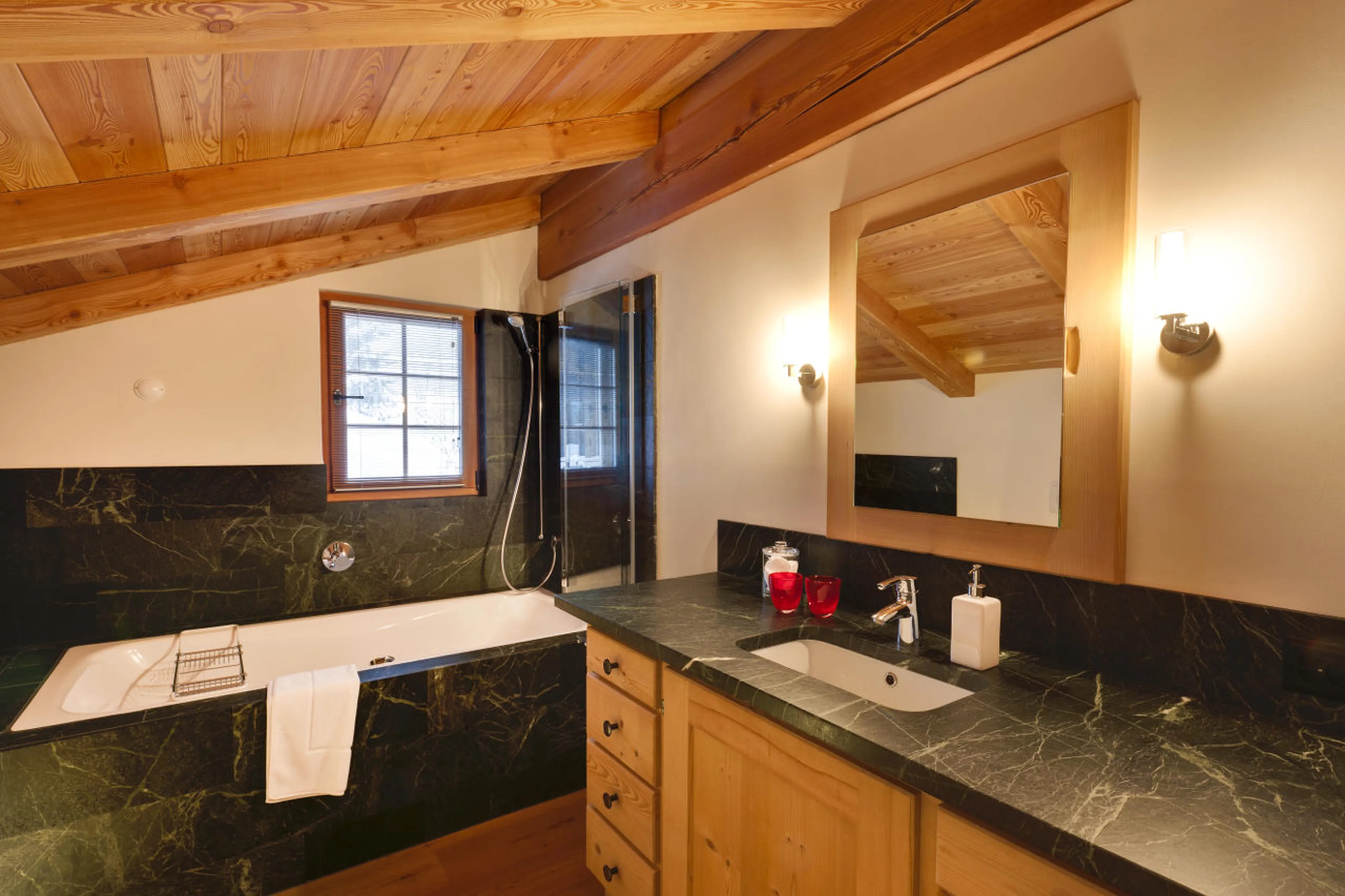 En-suite bathroom to master bedroom in Chalet Chimera in Klosters