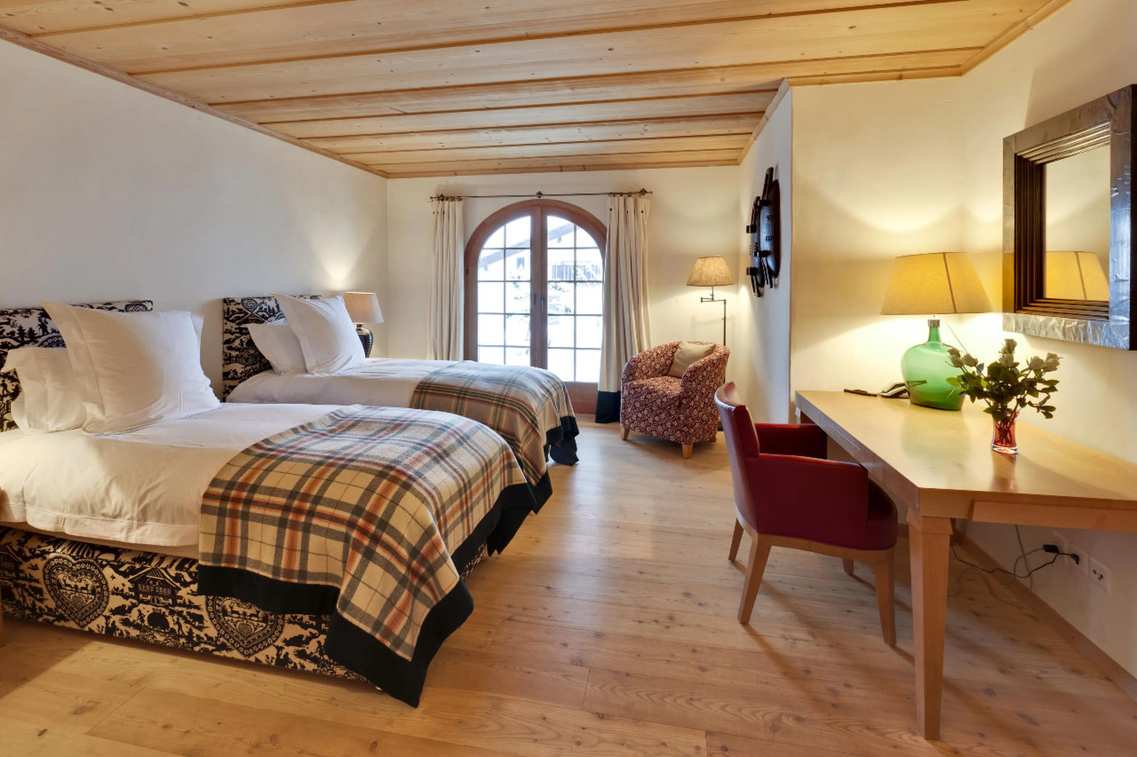Twin bedroom with en-suite bathroom and terrace access in Chalet Chimera in Klosters