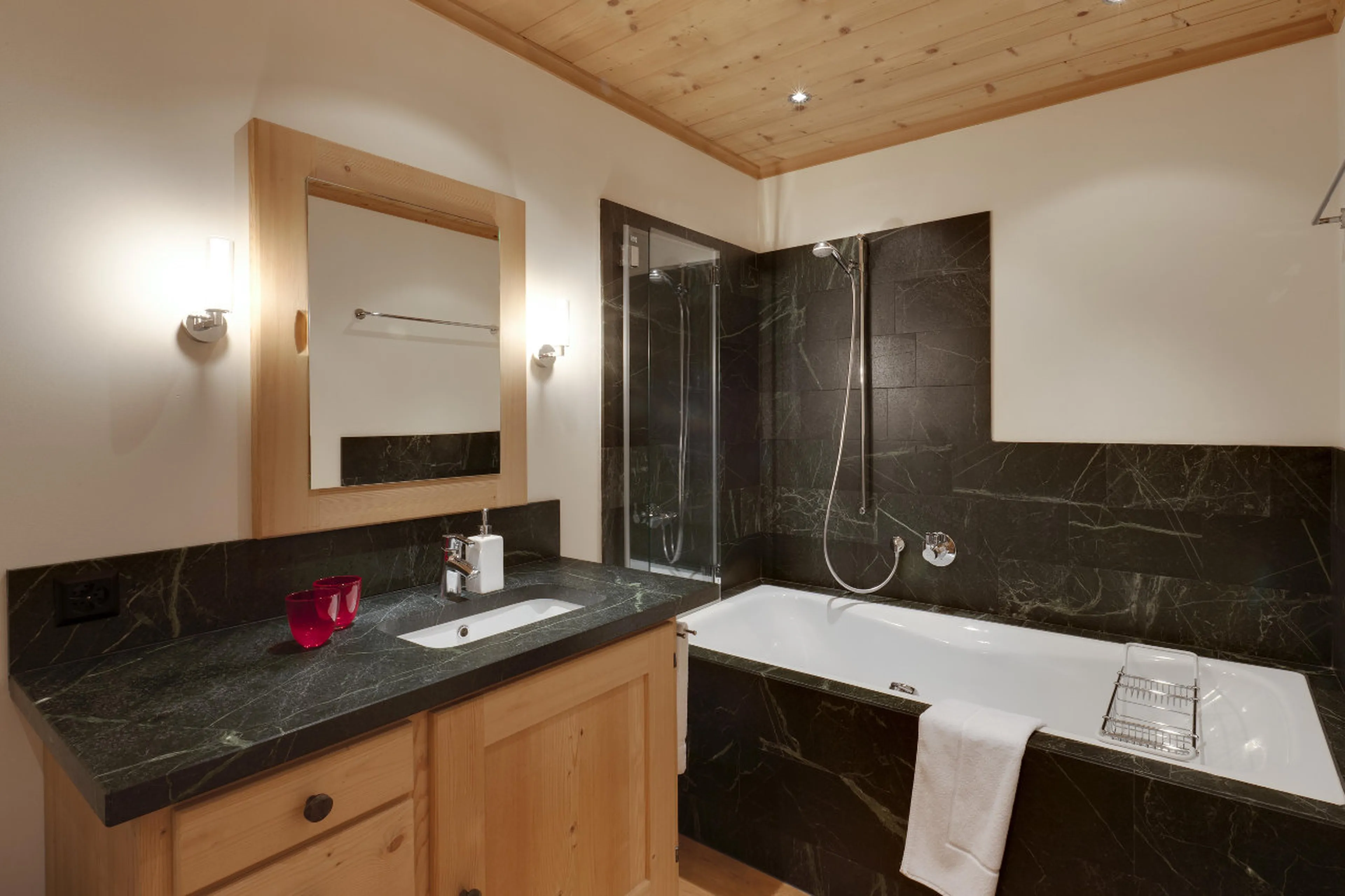 En-suite bathroom of twin bedroom in Chalet Chimera in Klosters