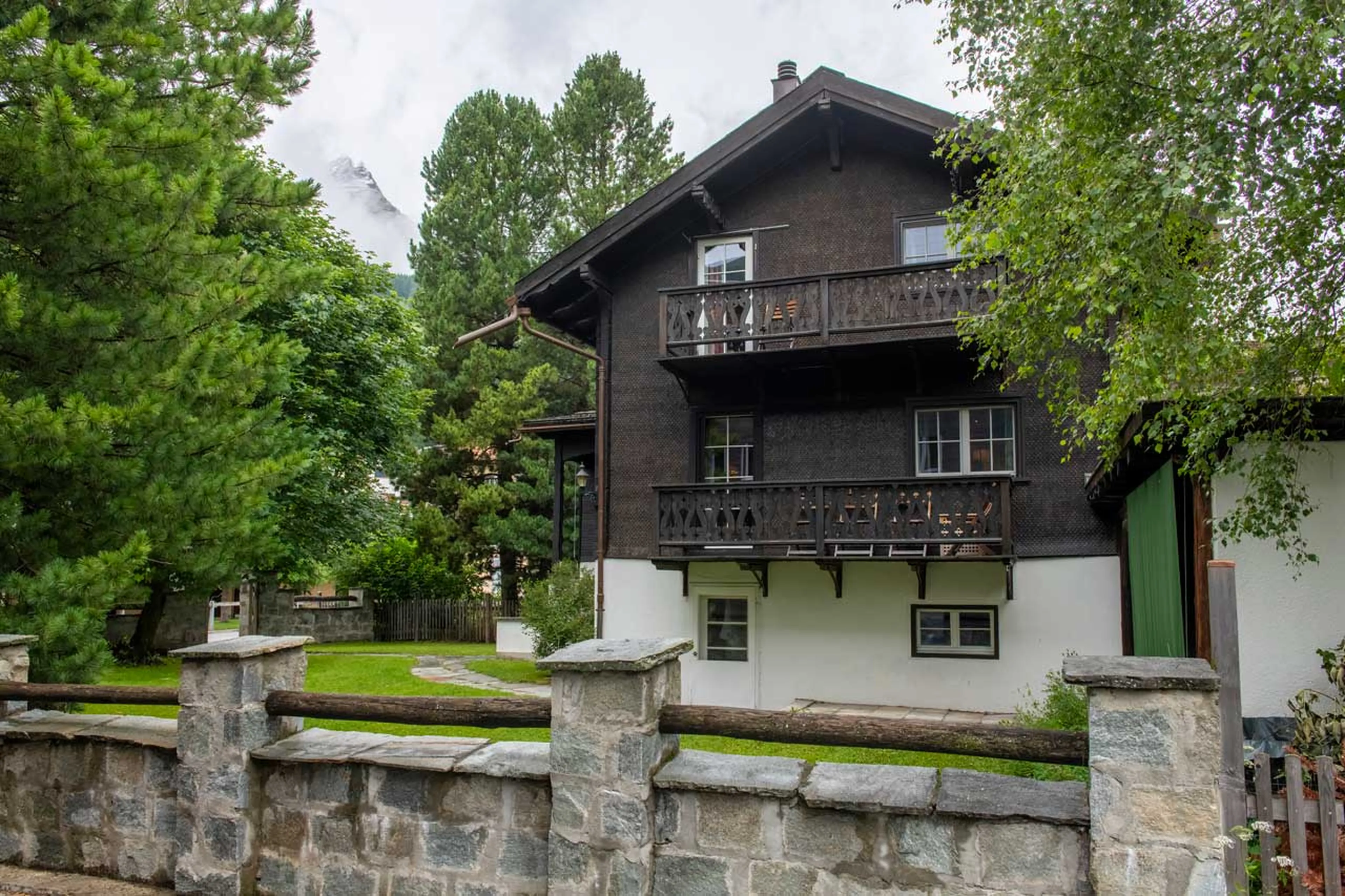 Sideview in summer at Chalet Chocolate Box in Davos