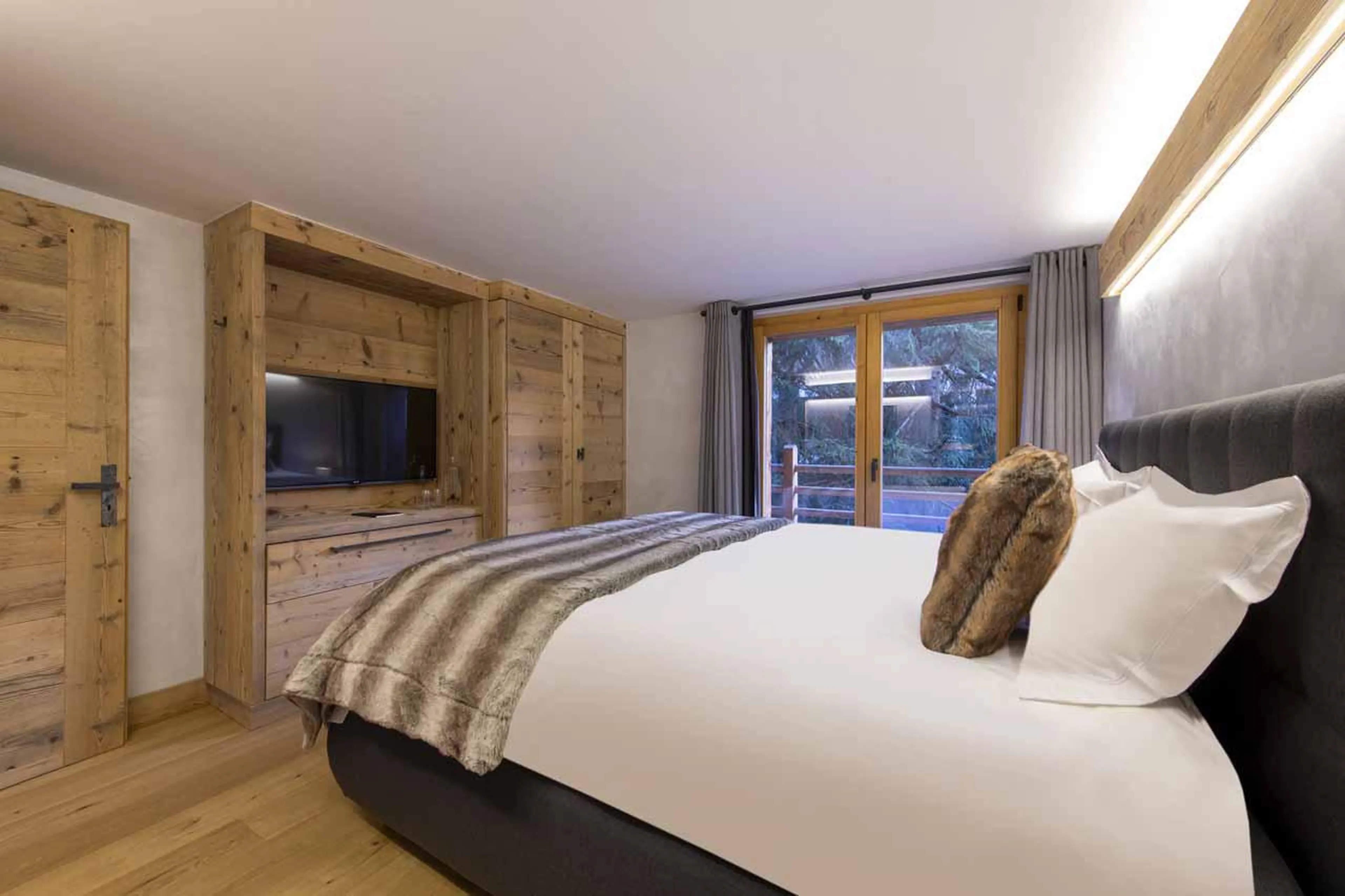 TV in bedroom at Chalet Clambinet in Verbier