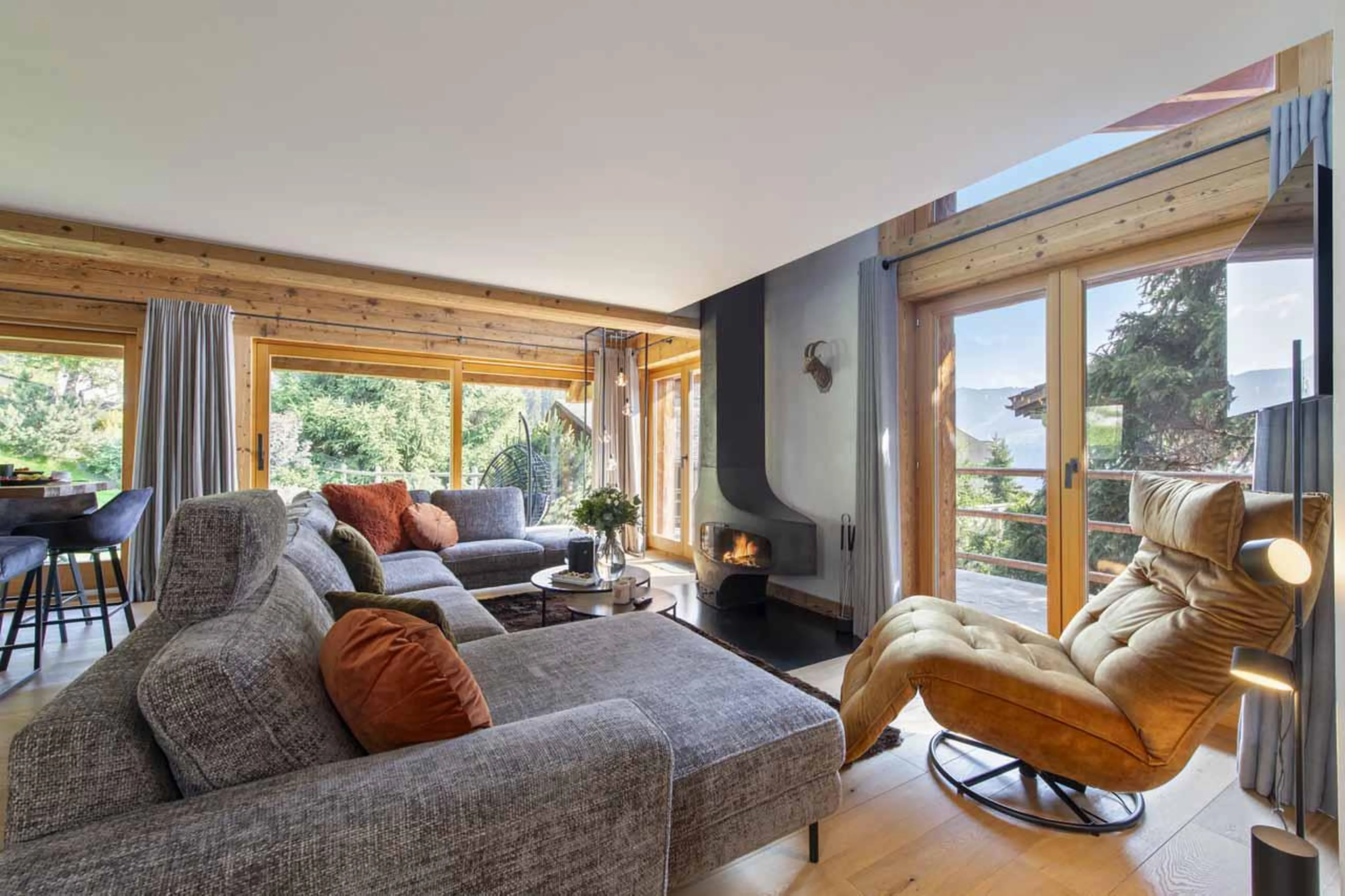 Light and spacious living area at Chalet Clambinet in Verbier