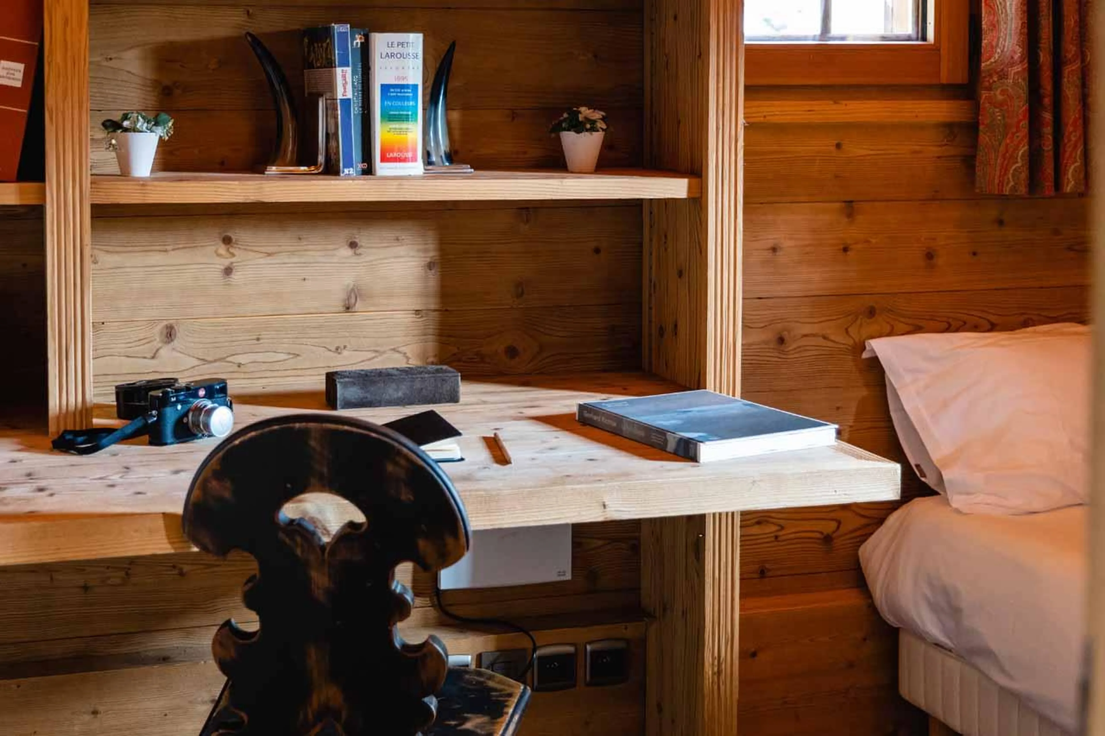 Desk in double bedroom in Chalet Clovis, Megeve