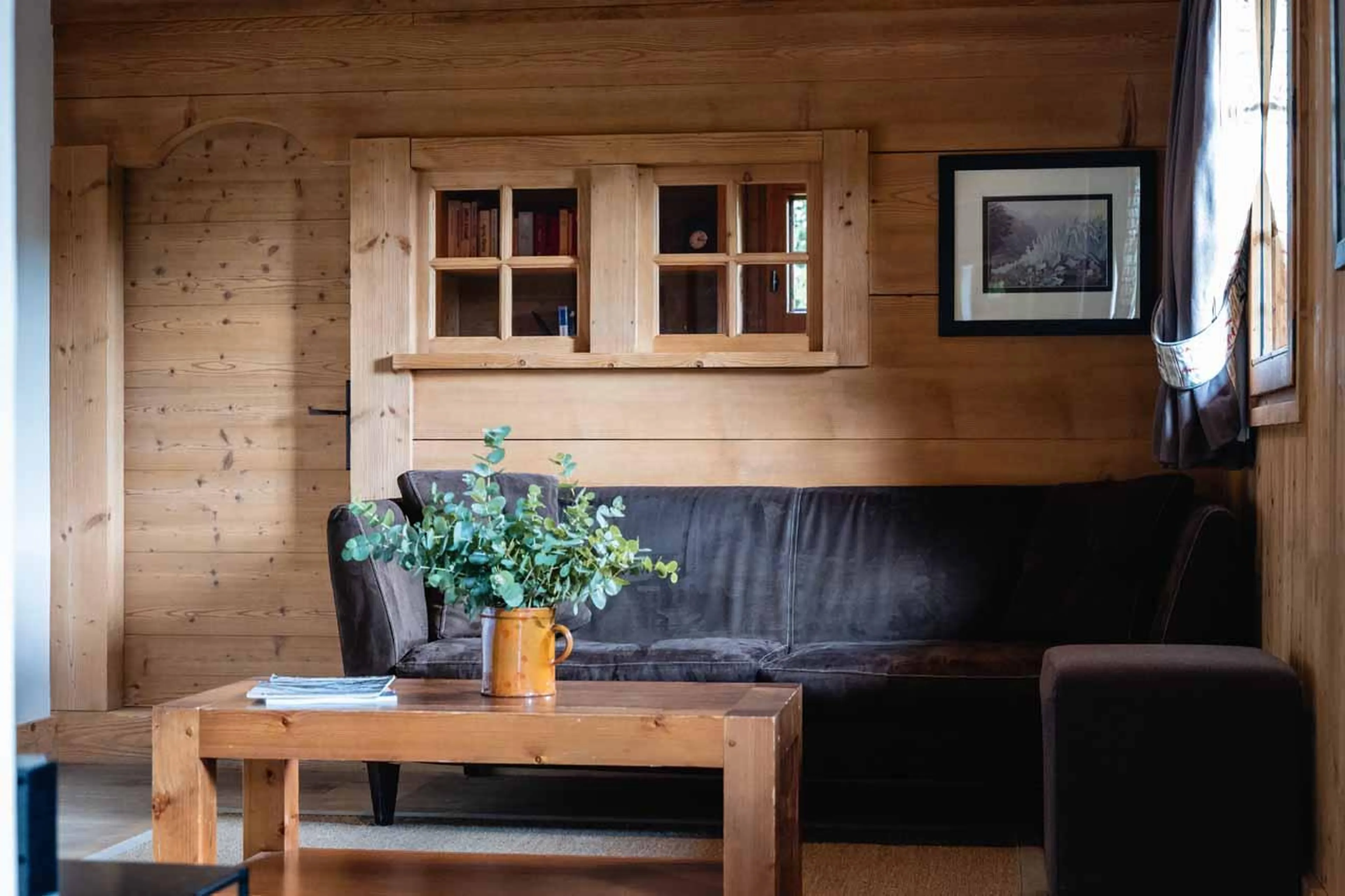 Reading nook with sofa and coffee table in Chalet Clovis, Megeve