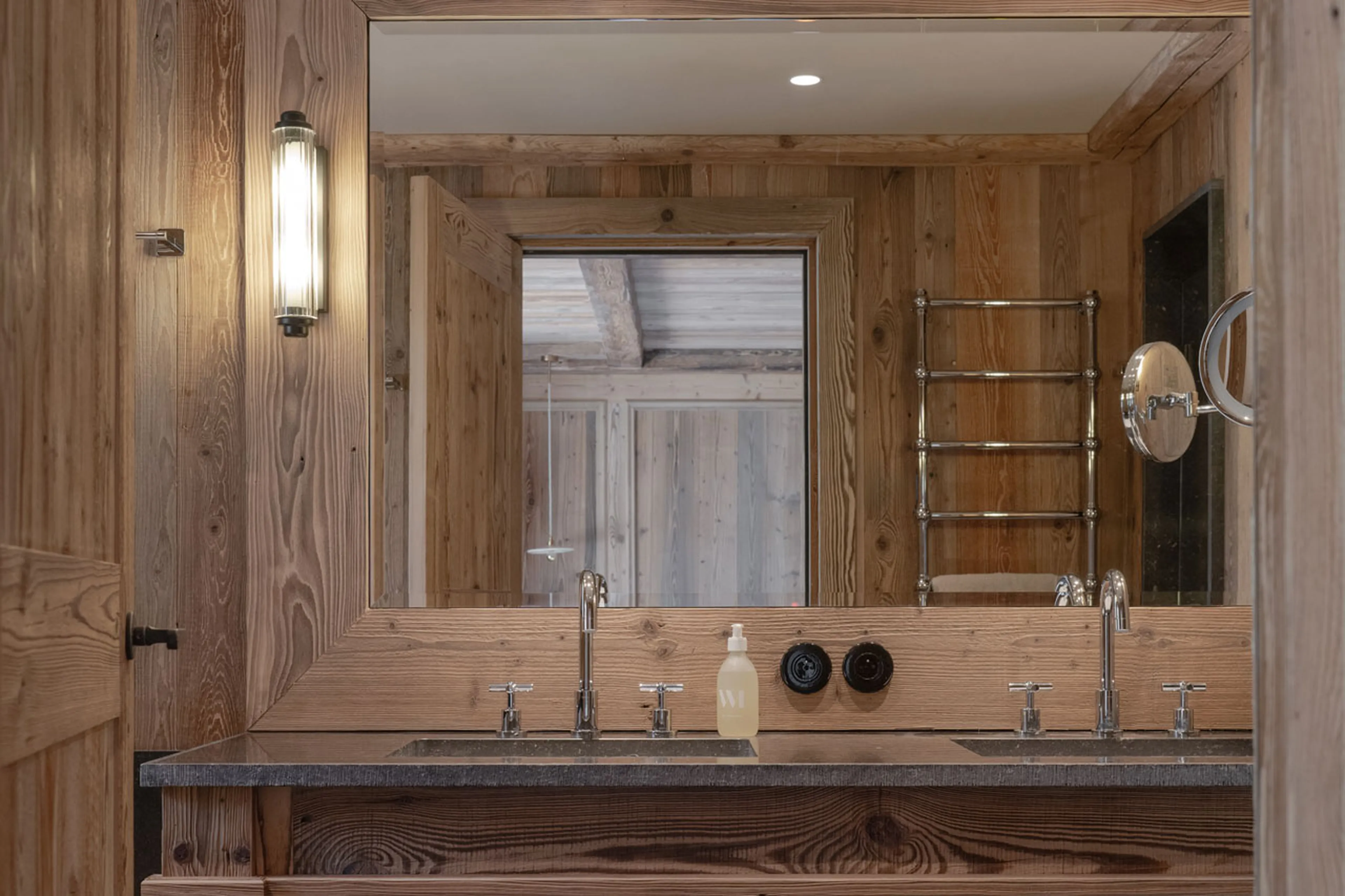 Bedroom 1 en-suite at Chalet Col Pers in Val d'Isere