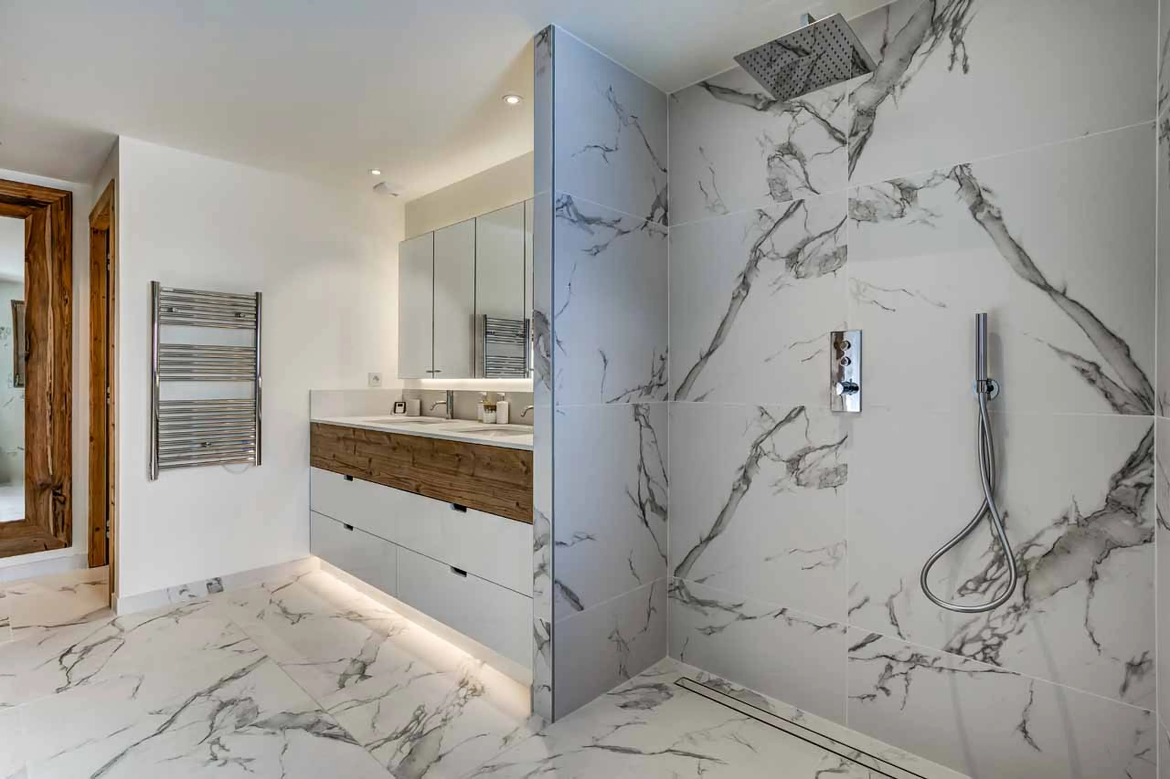 Walk-in shower at Chalet Constantia in St Martin de Belleville