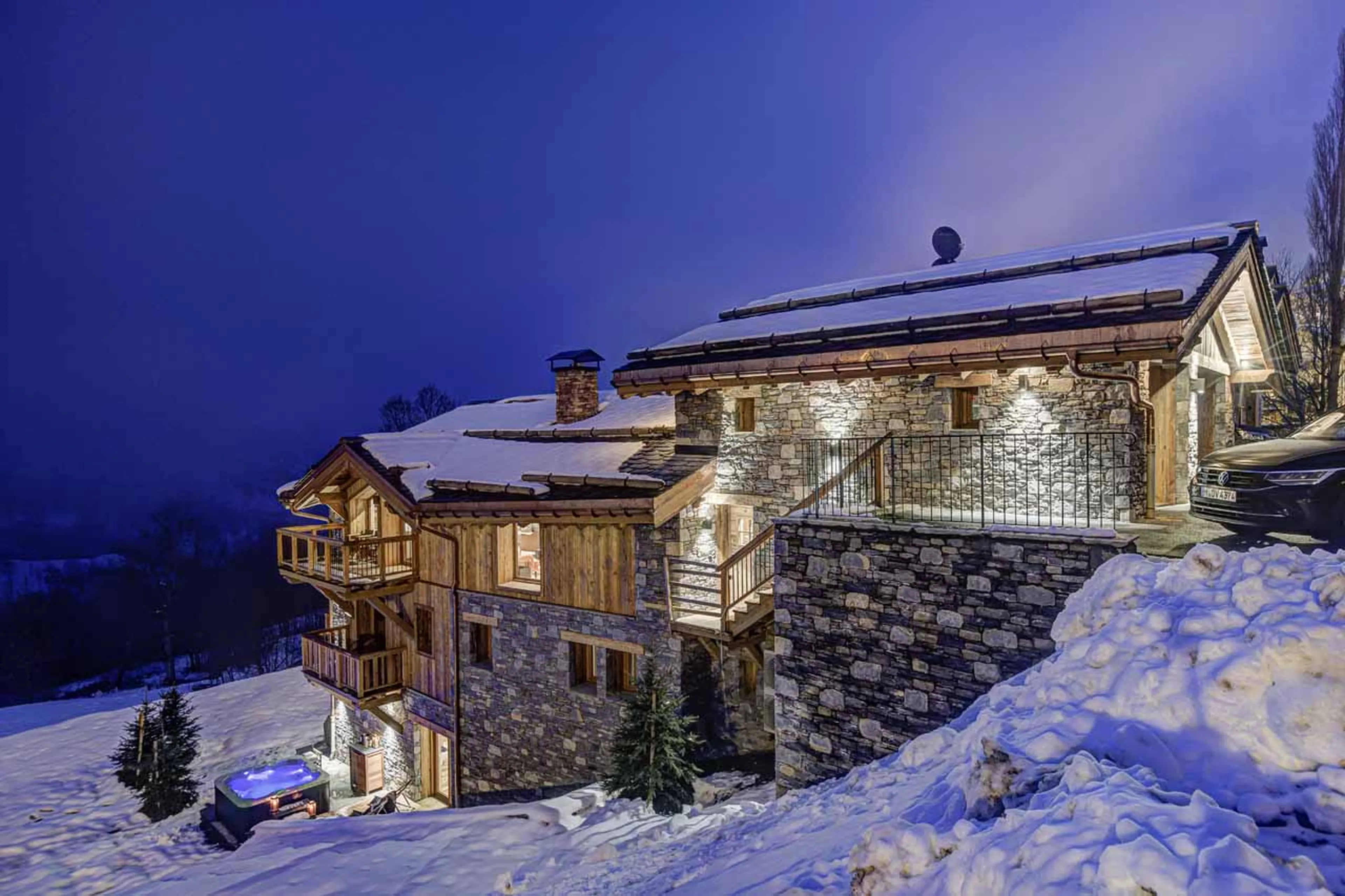 Exterior of Chalet Constantia in St Martin de Belleville at night